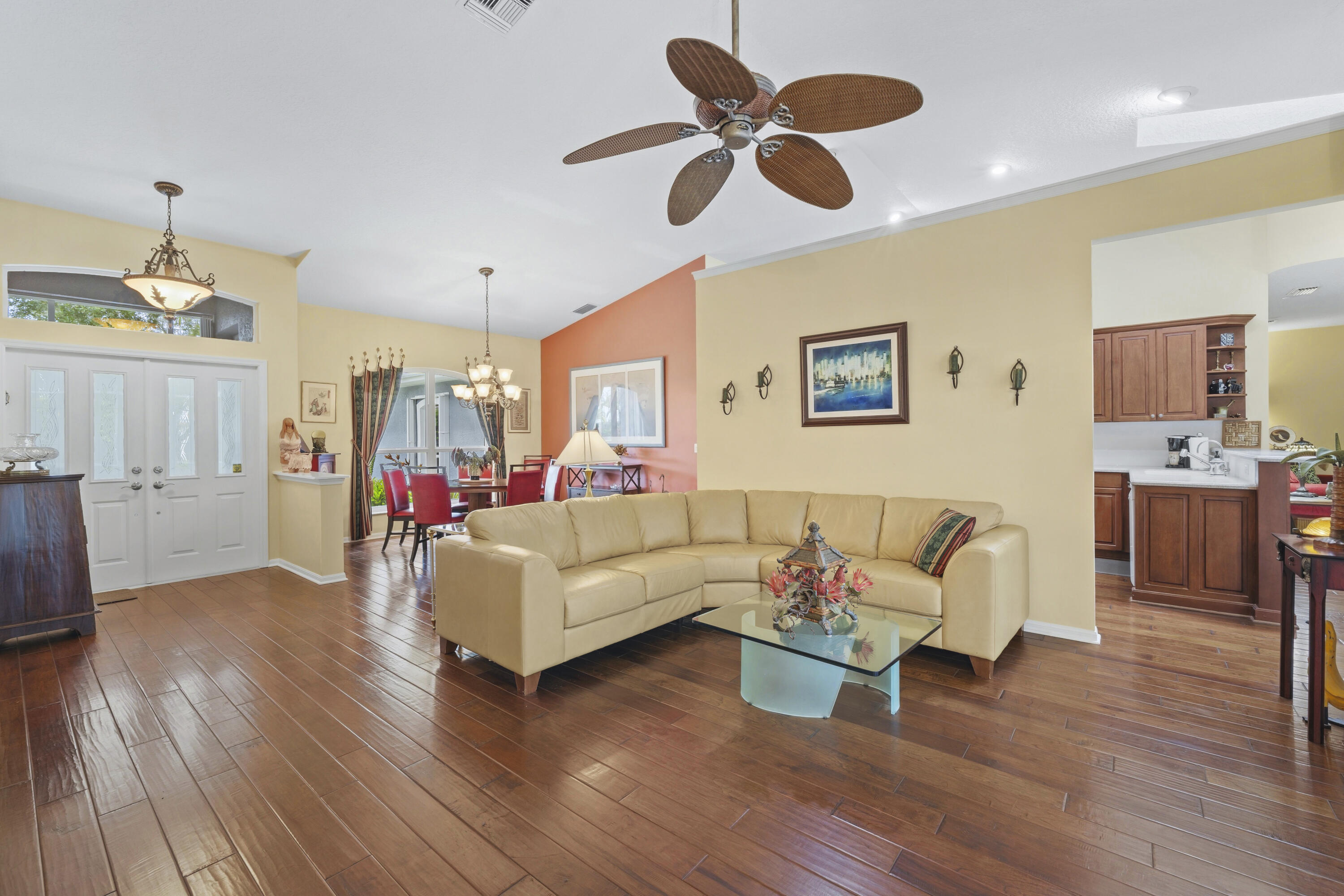 1925 Sw Autumnwood Way Property Photo 3