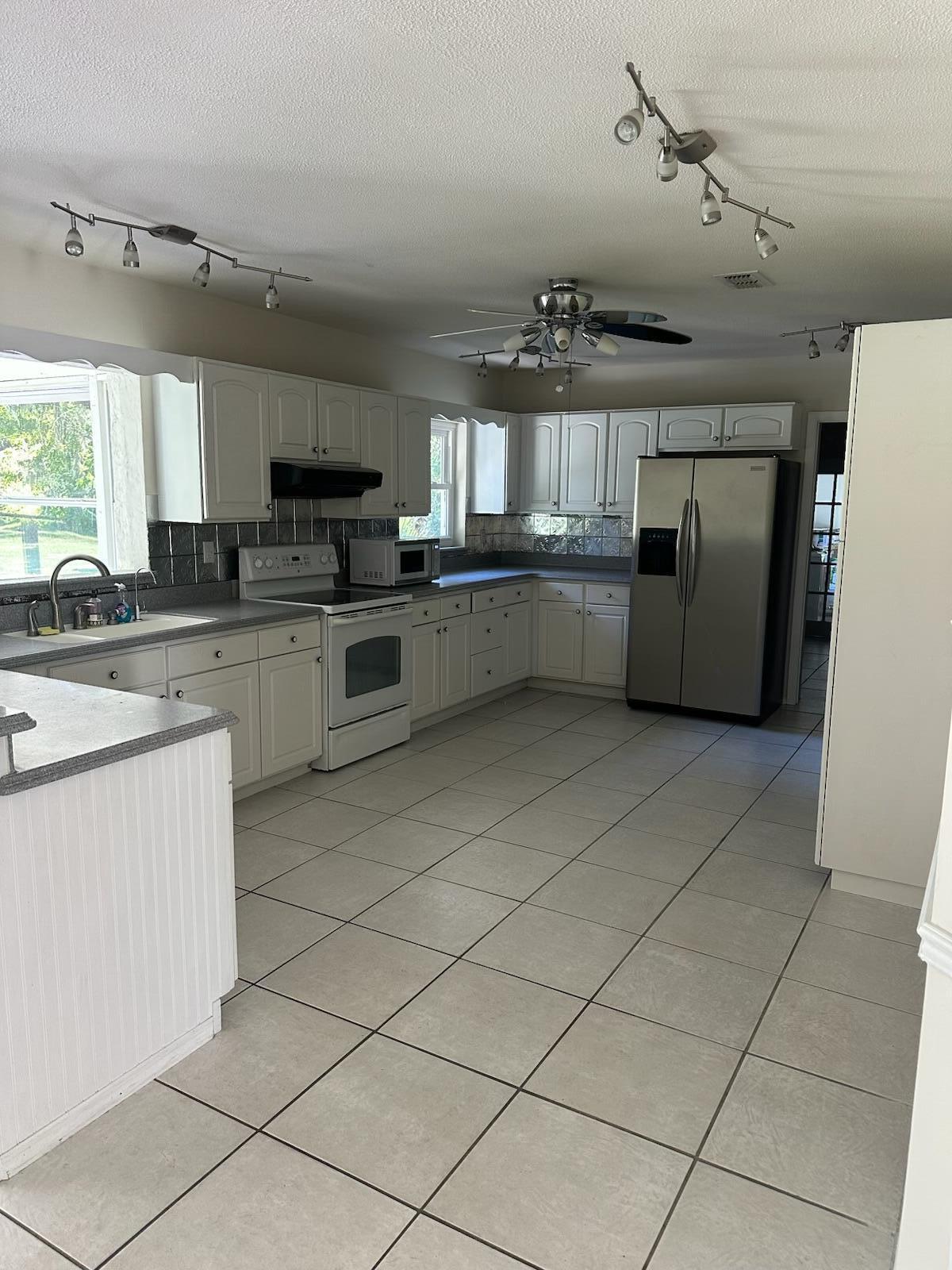 384 W Ariel Road Property Photo 5