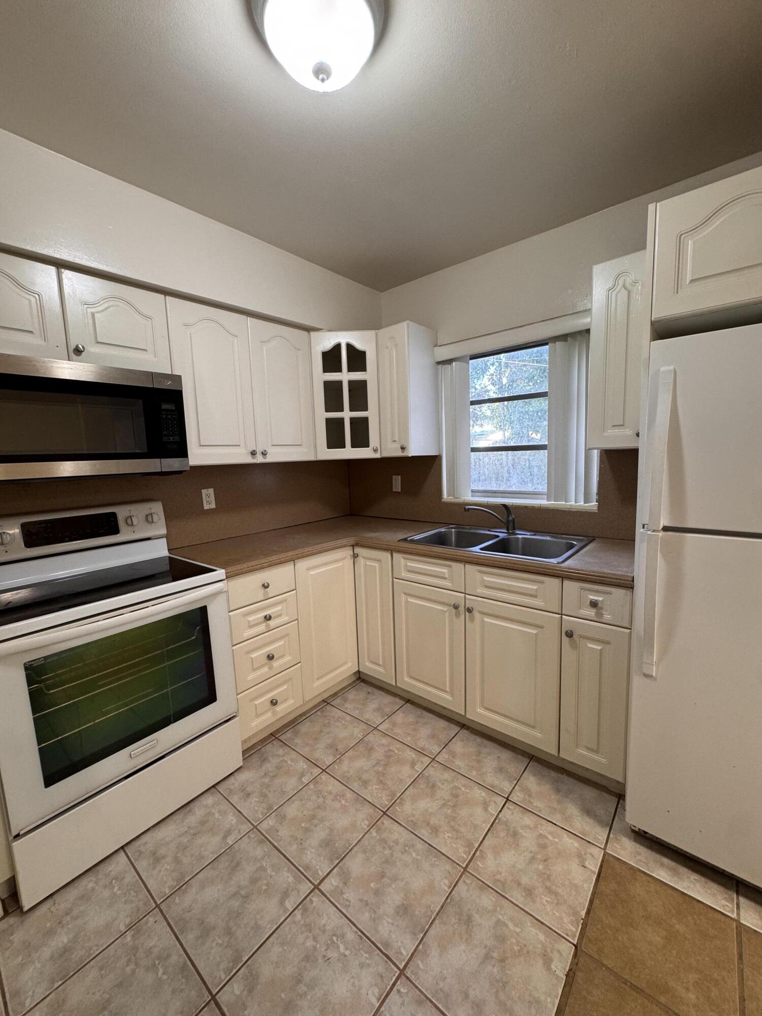 1148 Arizona Avenue Property Photo 9