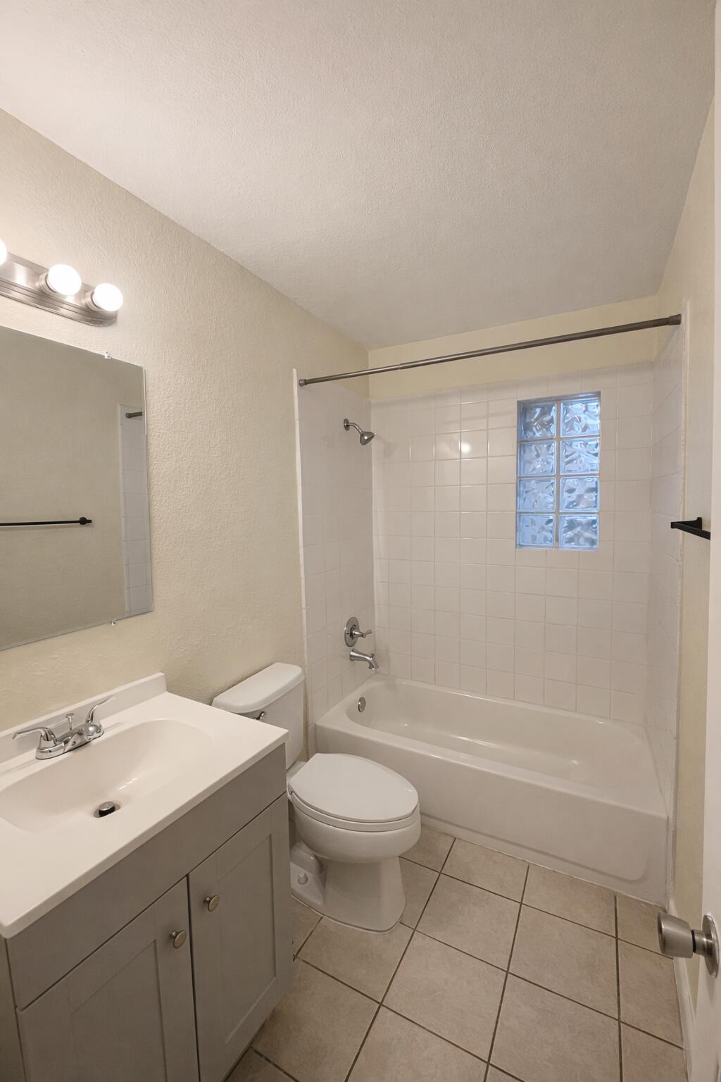 1520 W 11th Street Property Photo 2