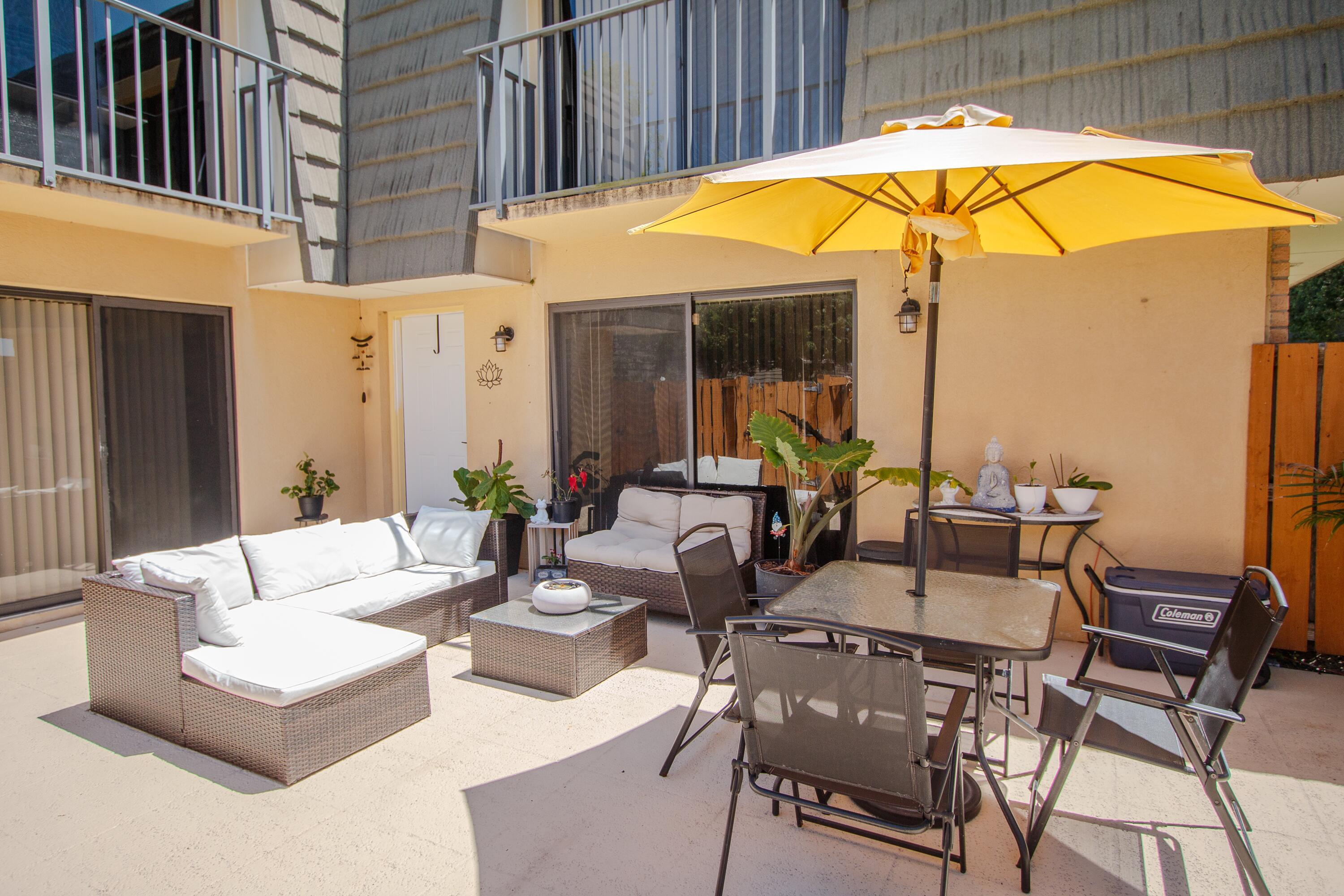606 6TH Way Property Photo 1