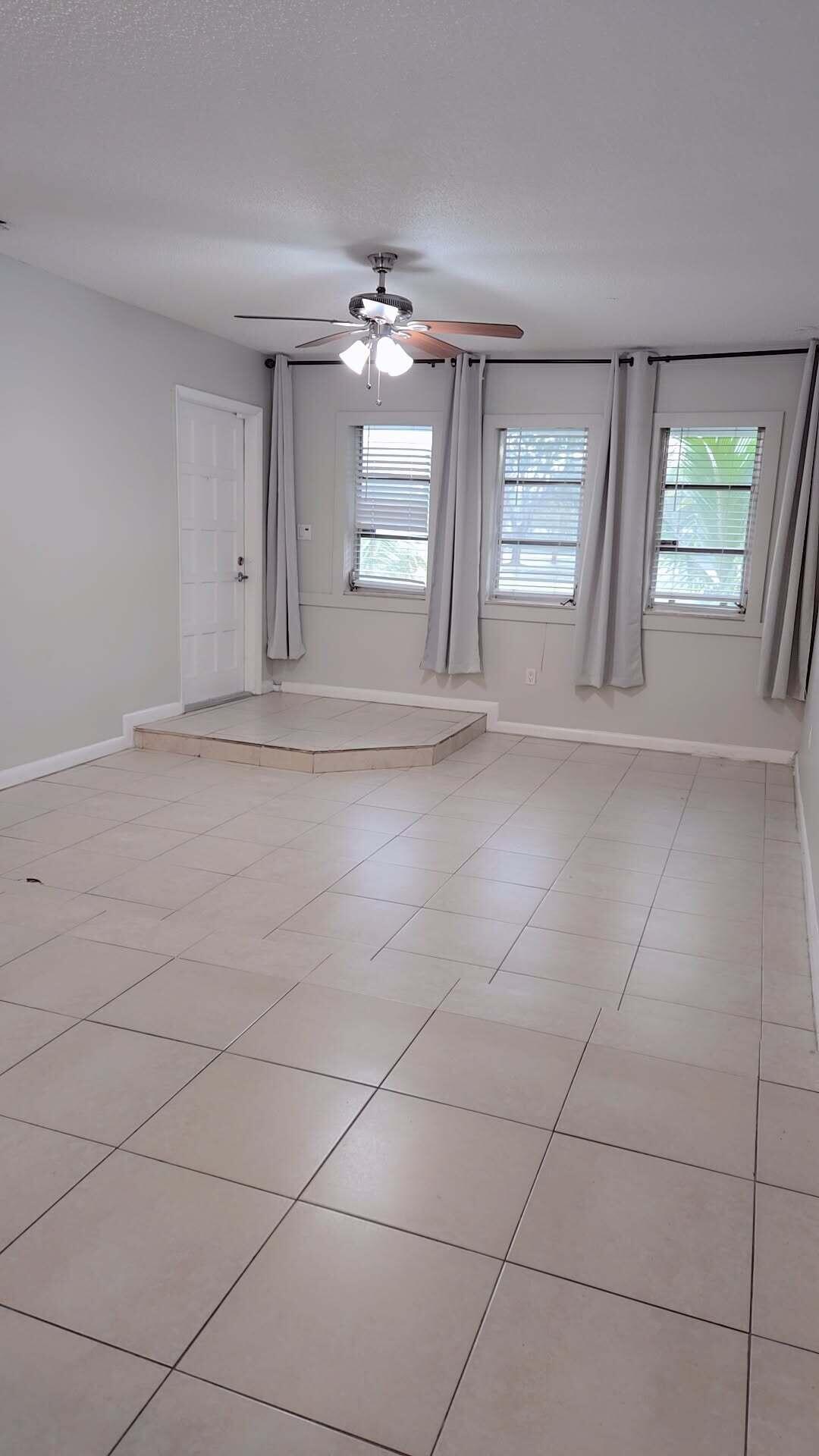 2521 Sw 58th Manor B Property Photo 3