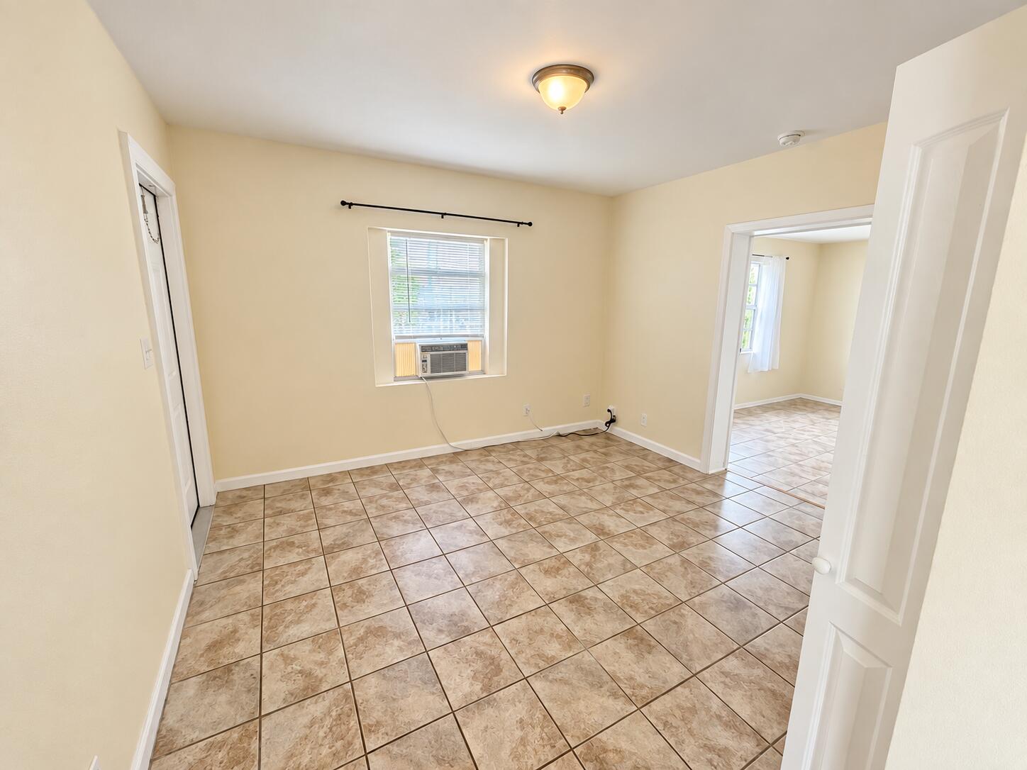 2735 Ne 9th Avenue Unit-b Property Photo 2