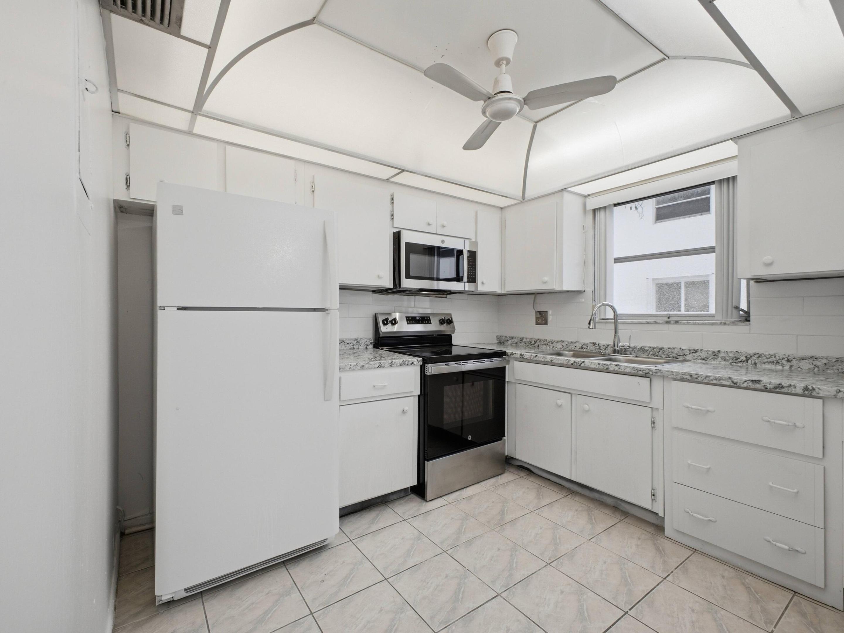 144 Stratford K Property Photo 8