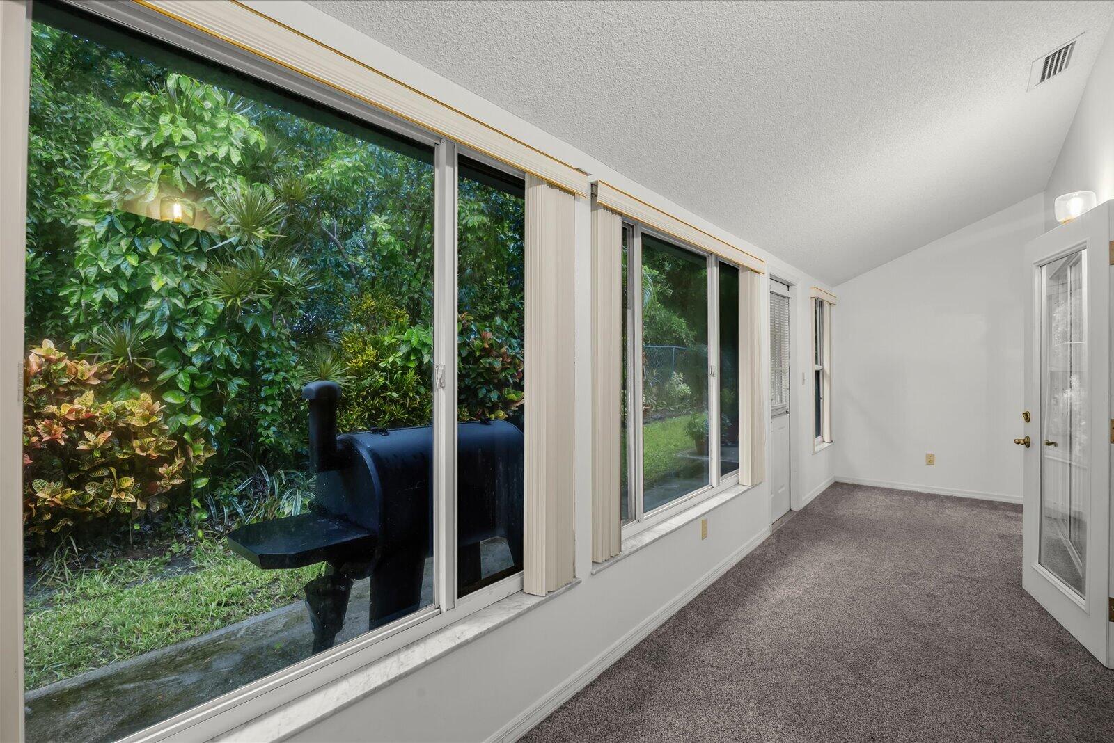 663 Ne Wax Myrtle Way Property Photo 10
