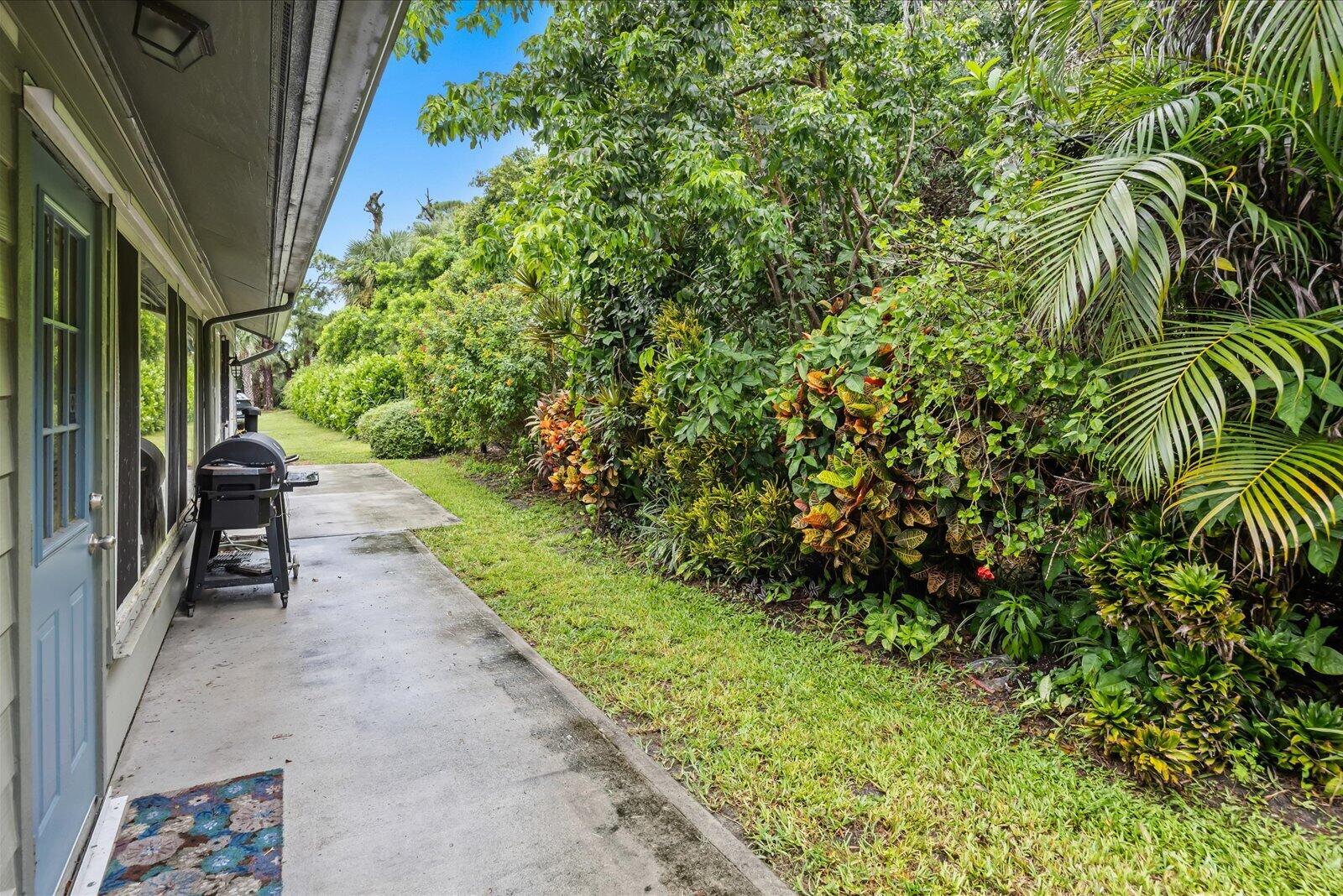 663 Ne Wax Myrtle Way Property Photo 11