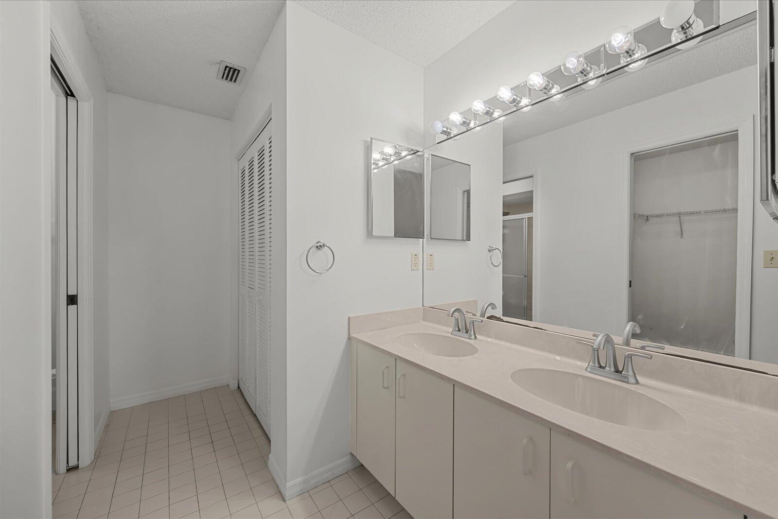 663 Ne Wax Myrtle Way Property Photo 27