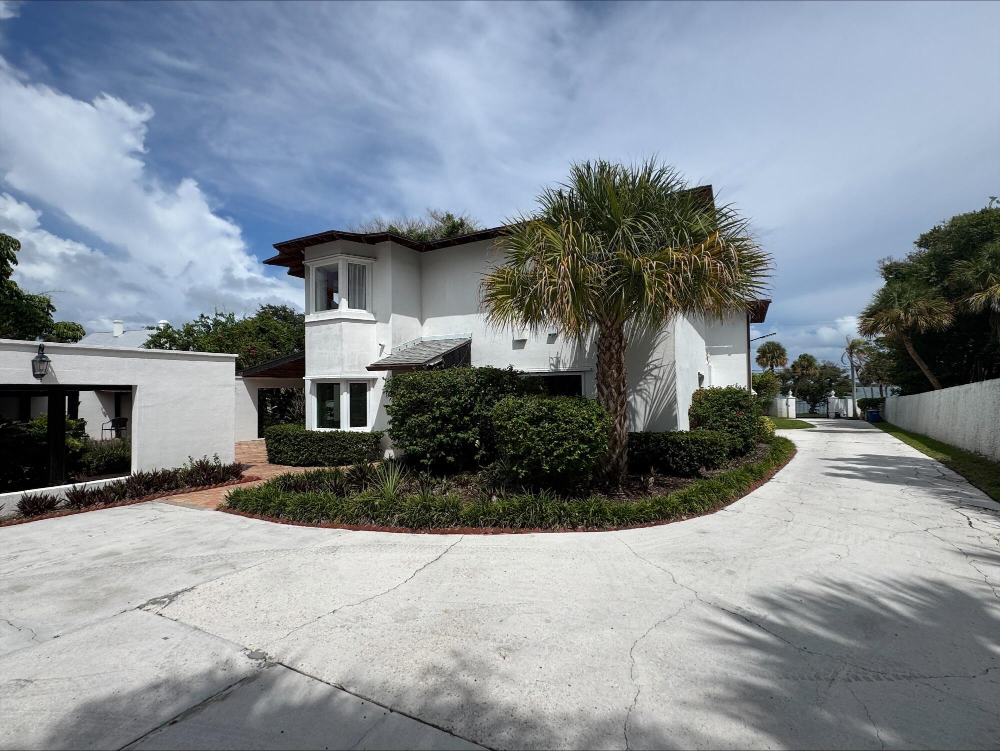 1009 S Indian River Drive Property Photo 1