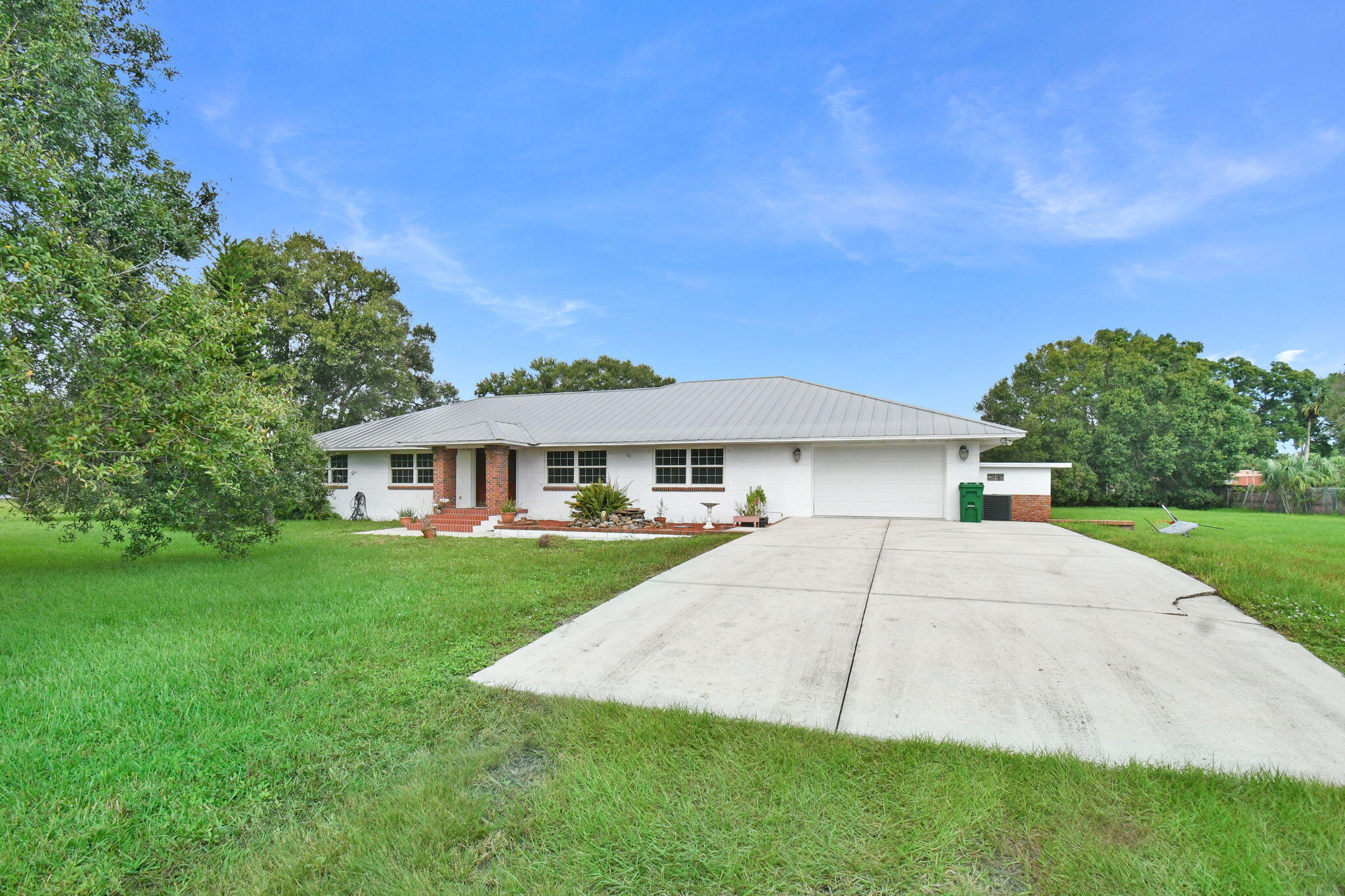 2050 W Boothe Drive Property Photo 1