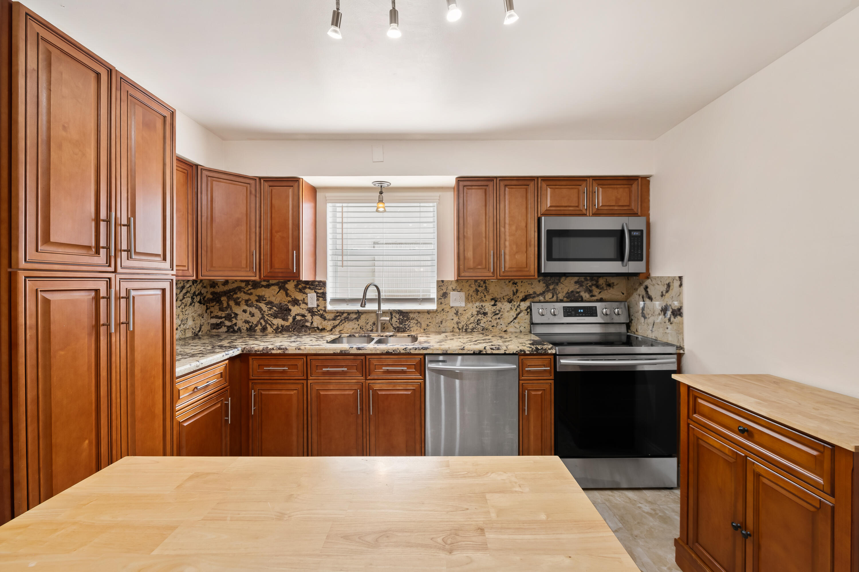 51 Ne 49th Street Property Photo 3