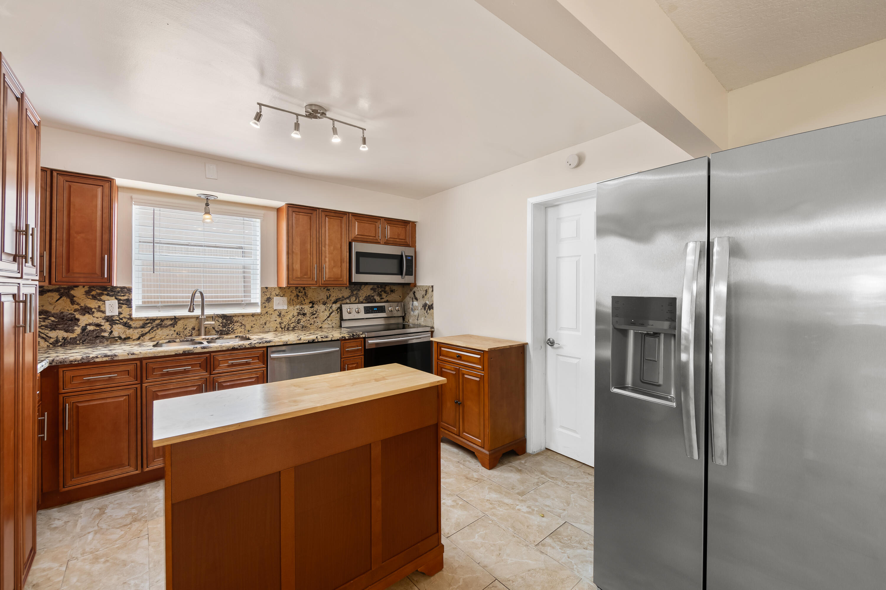 51 Ne 49th Street Property Photo 4