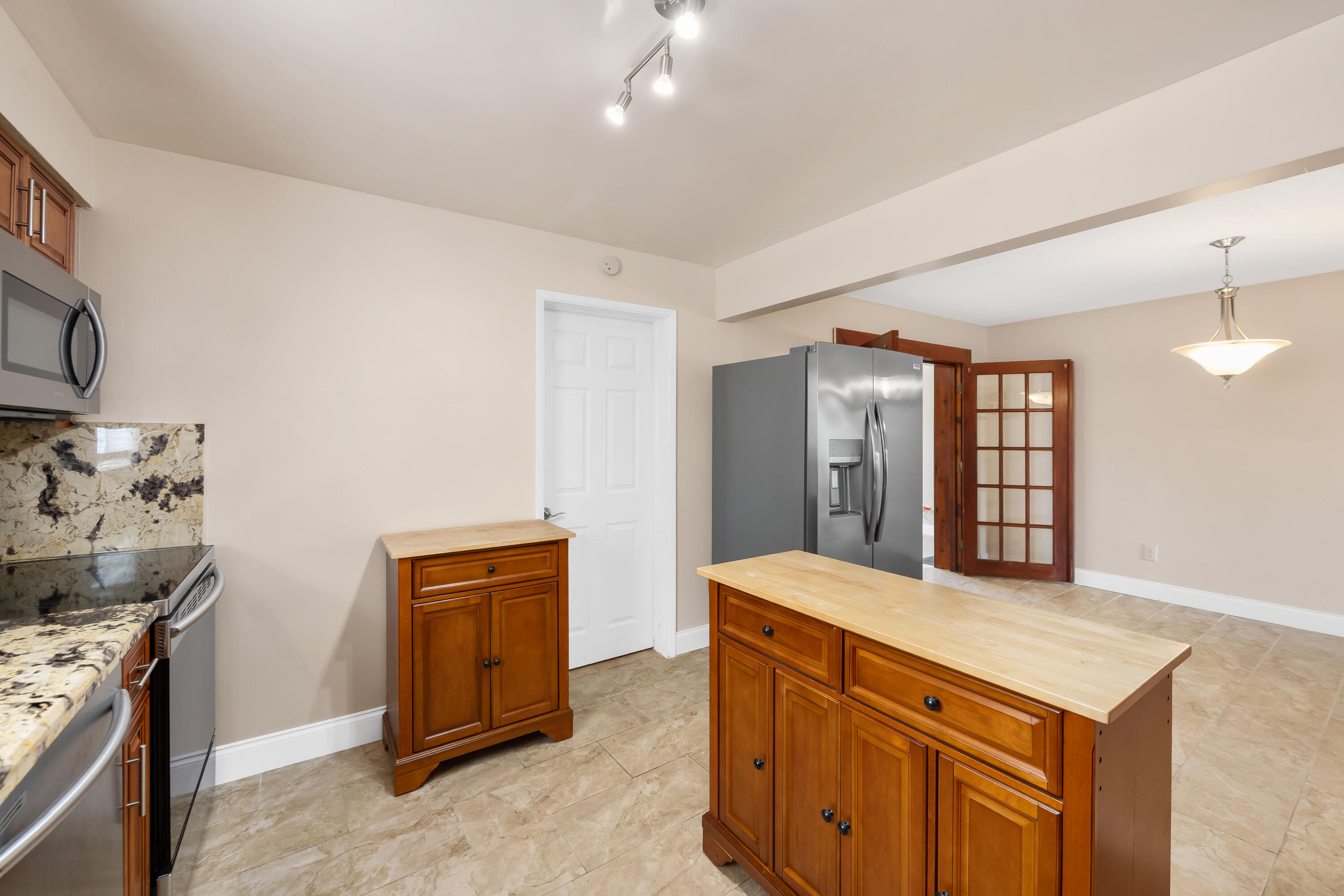 51 Ne 49th Street Property Photo 5