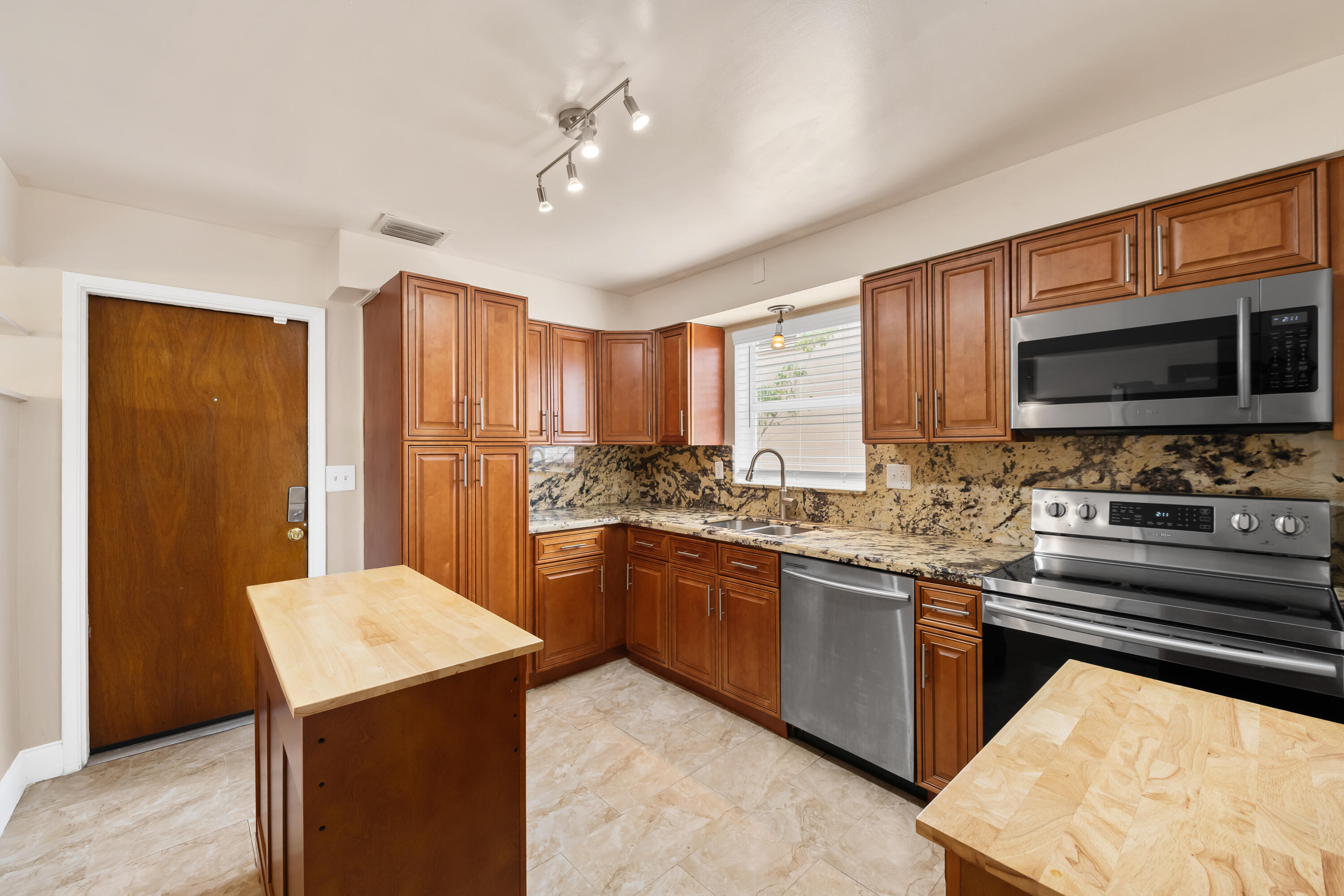 51 Ne 49th Street Property Photo 6