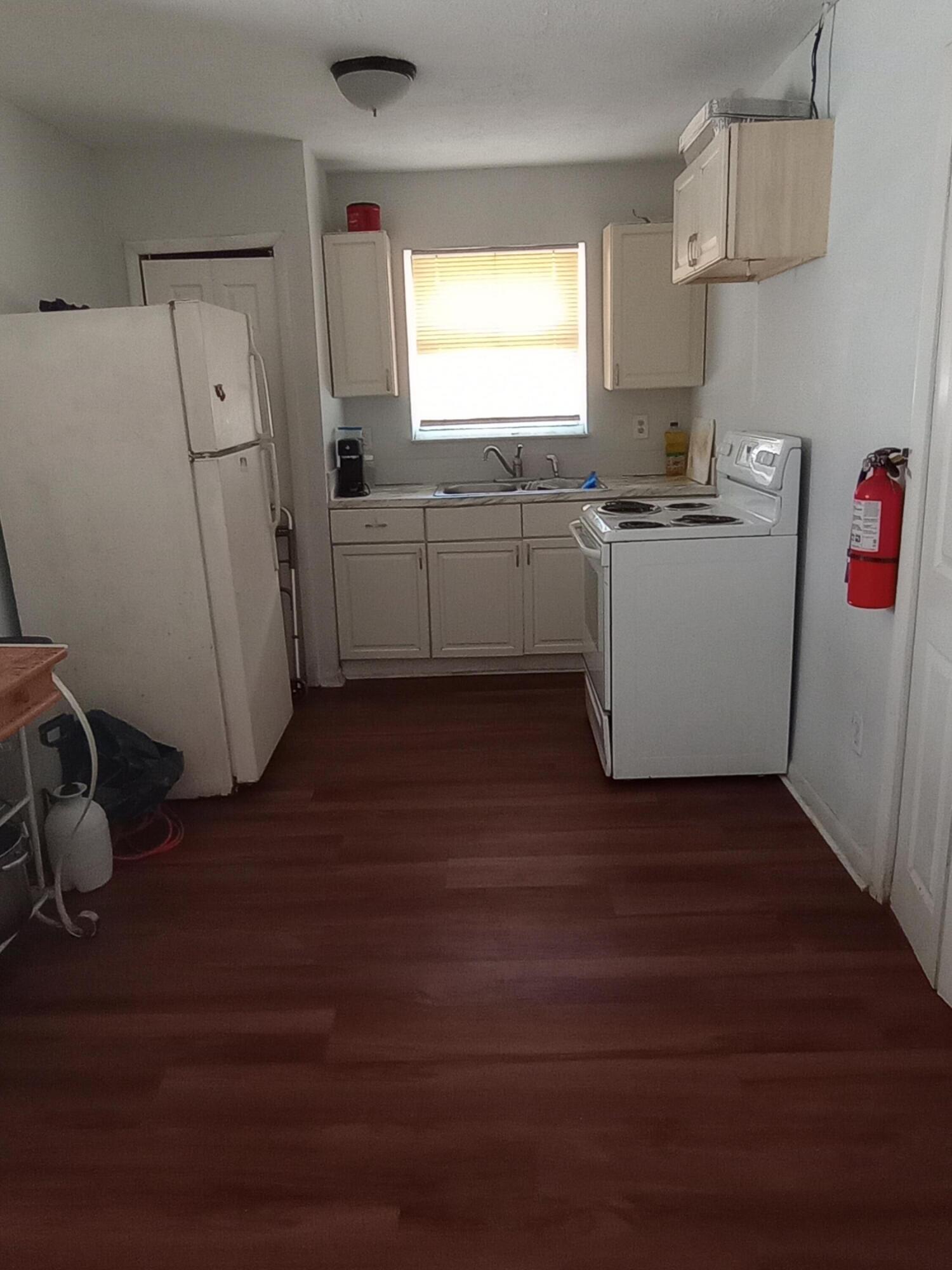 803 Se Tarpon Avenue Property Photo 2