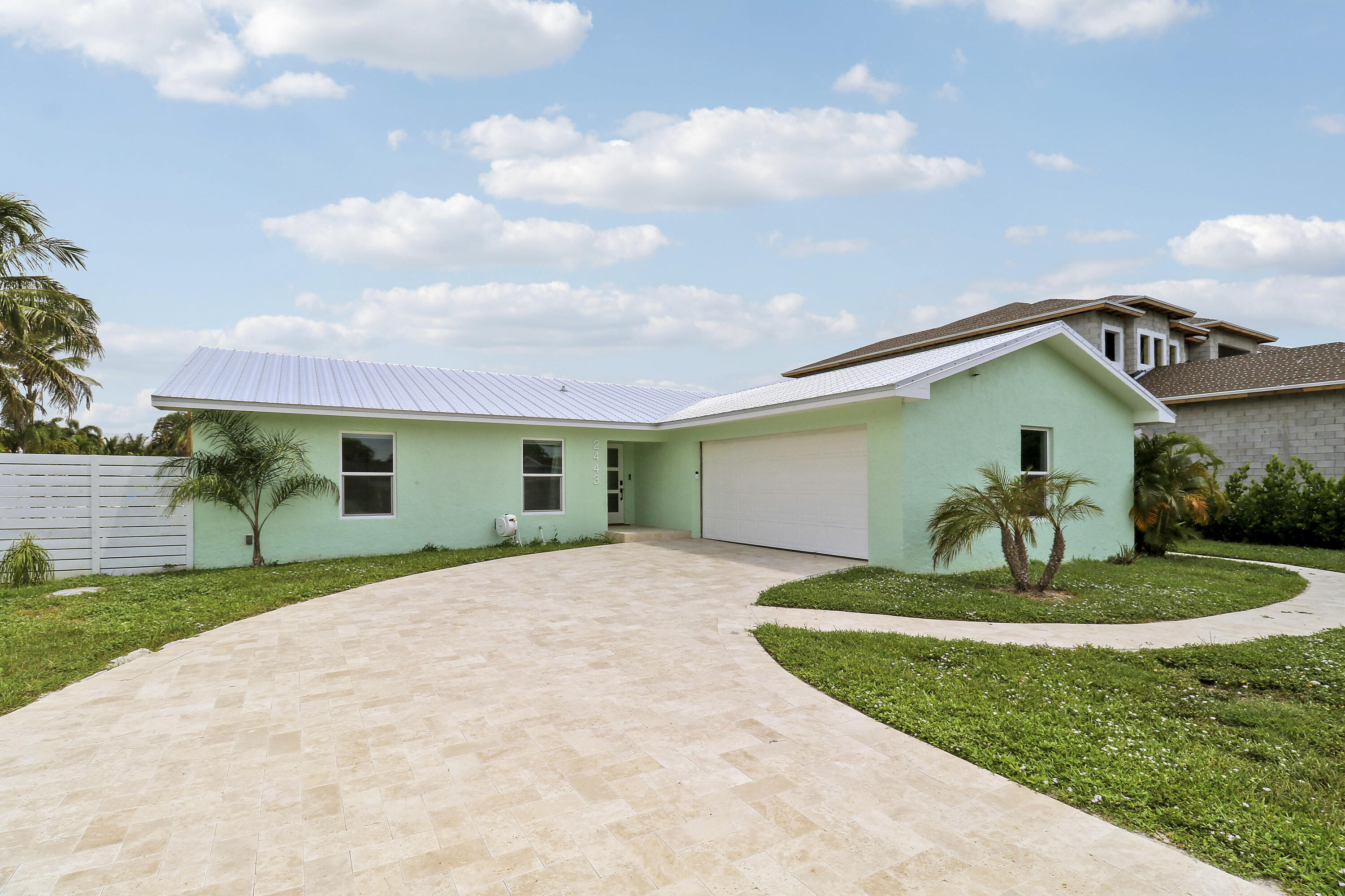2443 E Edgewater Drive Property Photo 4