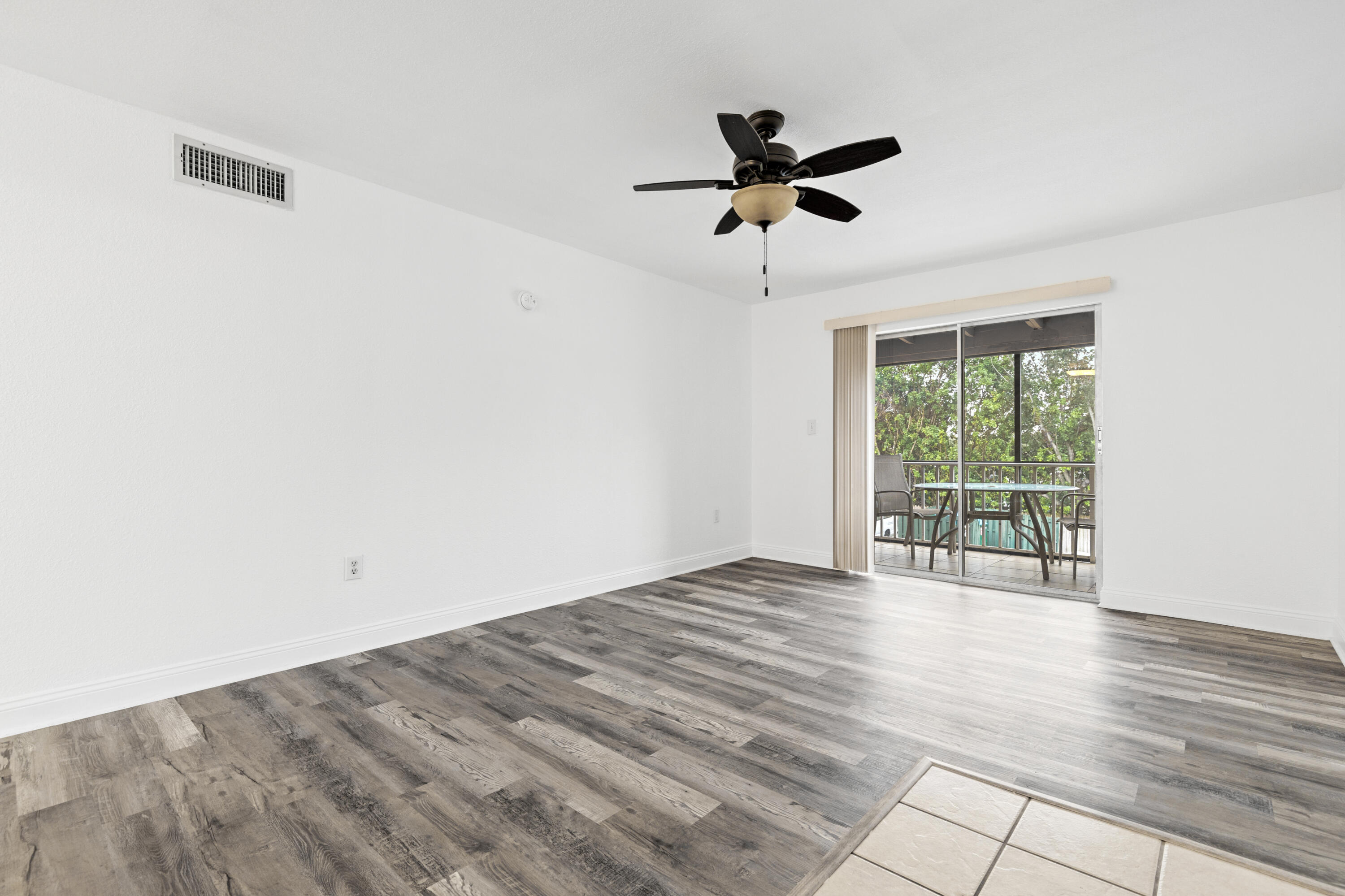 12658 Kenwood Lane D Property Photo 3