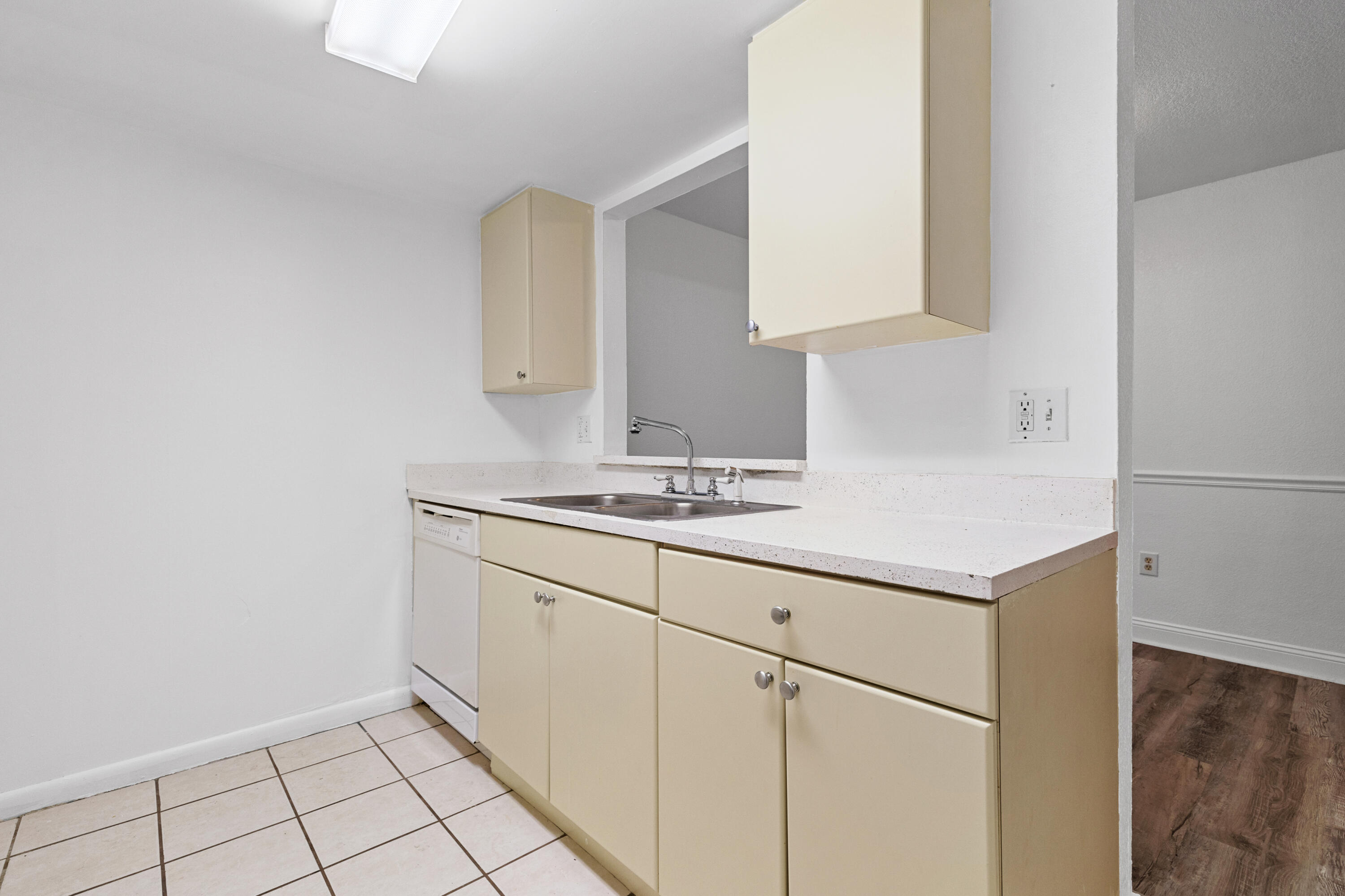 12658 Kenwood Lane D Property Photo 9