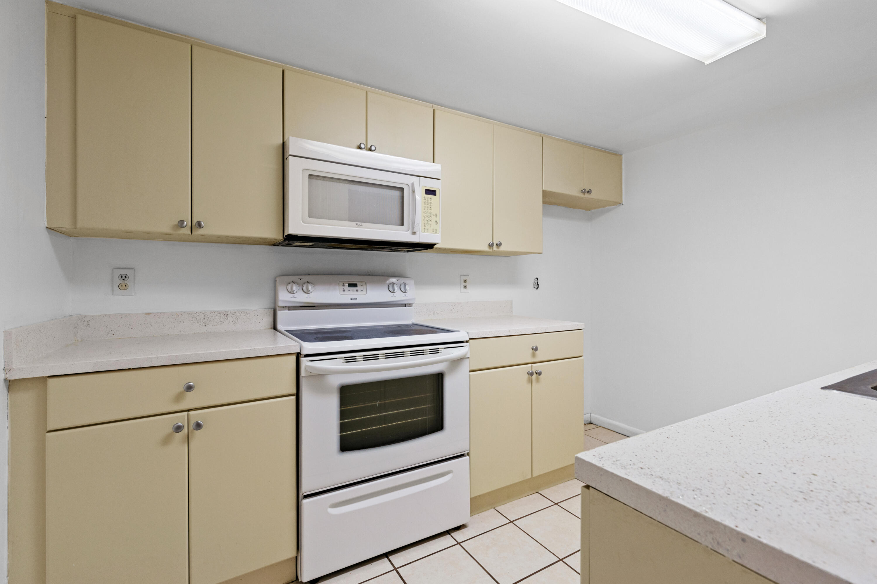12658 Kenwood Lane D Property Photo 10