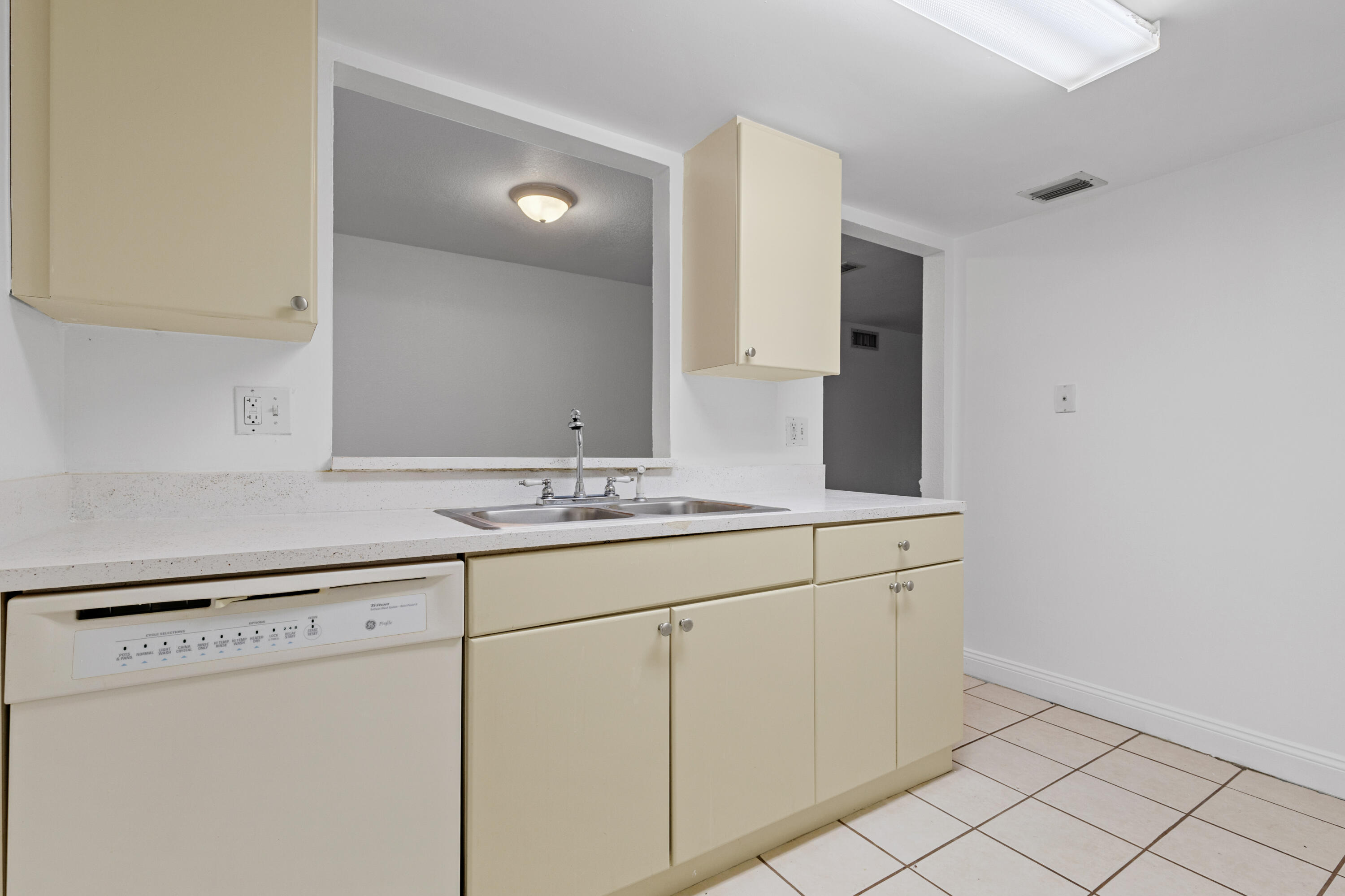 12658 Kenwood Lane D Property Photo 11
