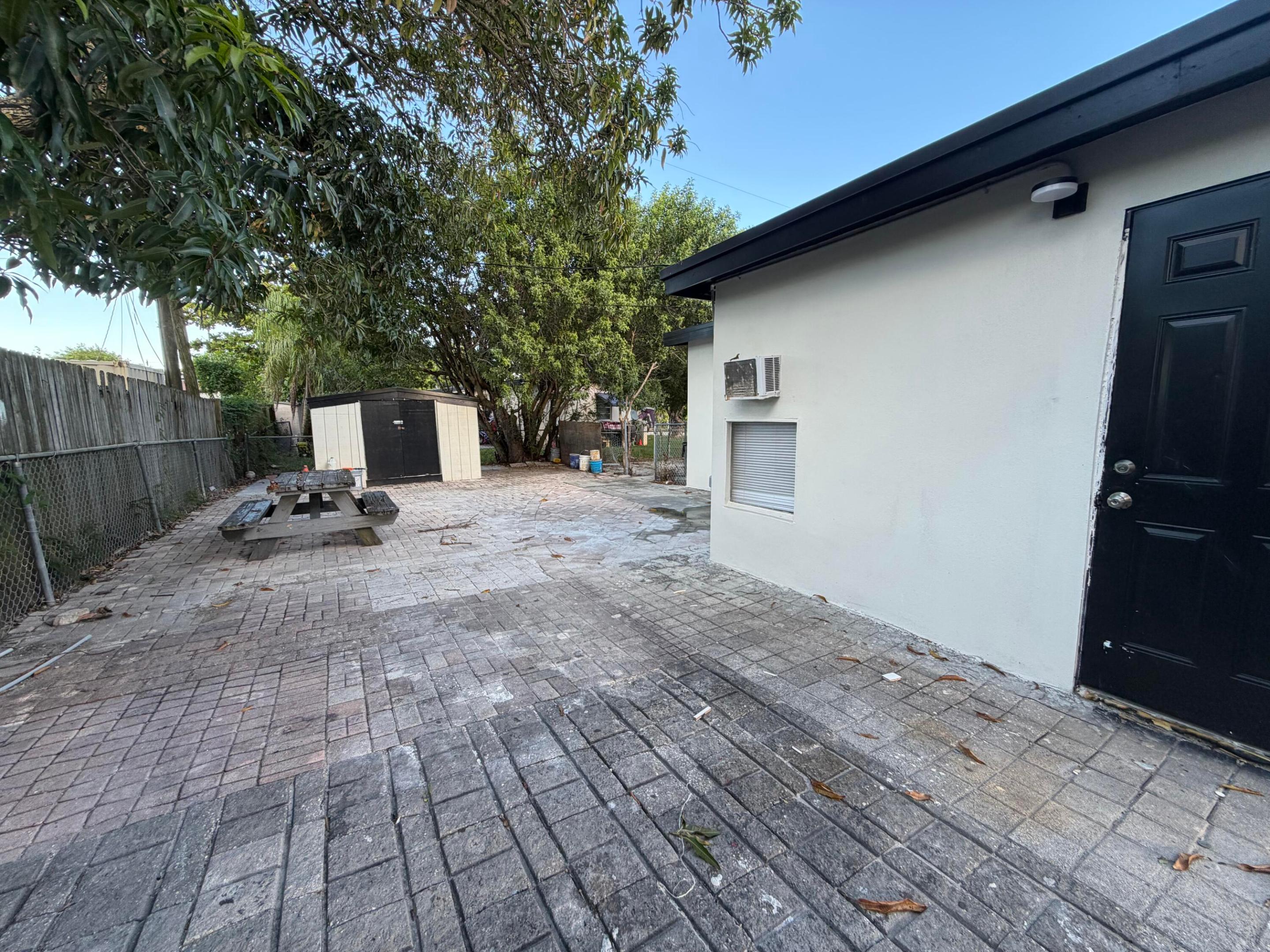 1721 Ne 52nd Street Property Photo 12