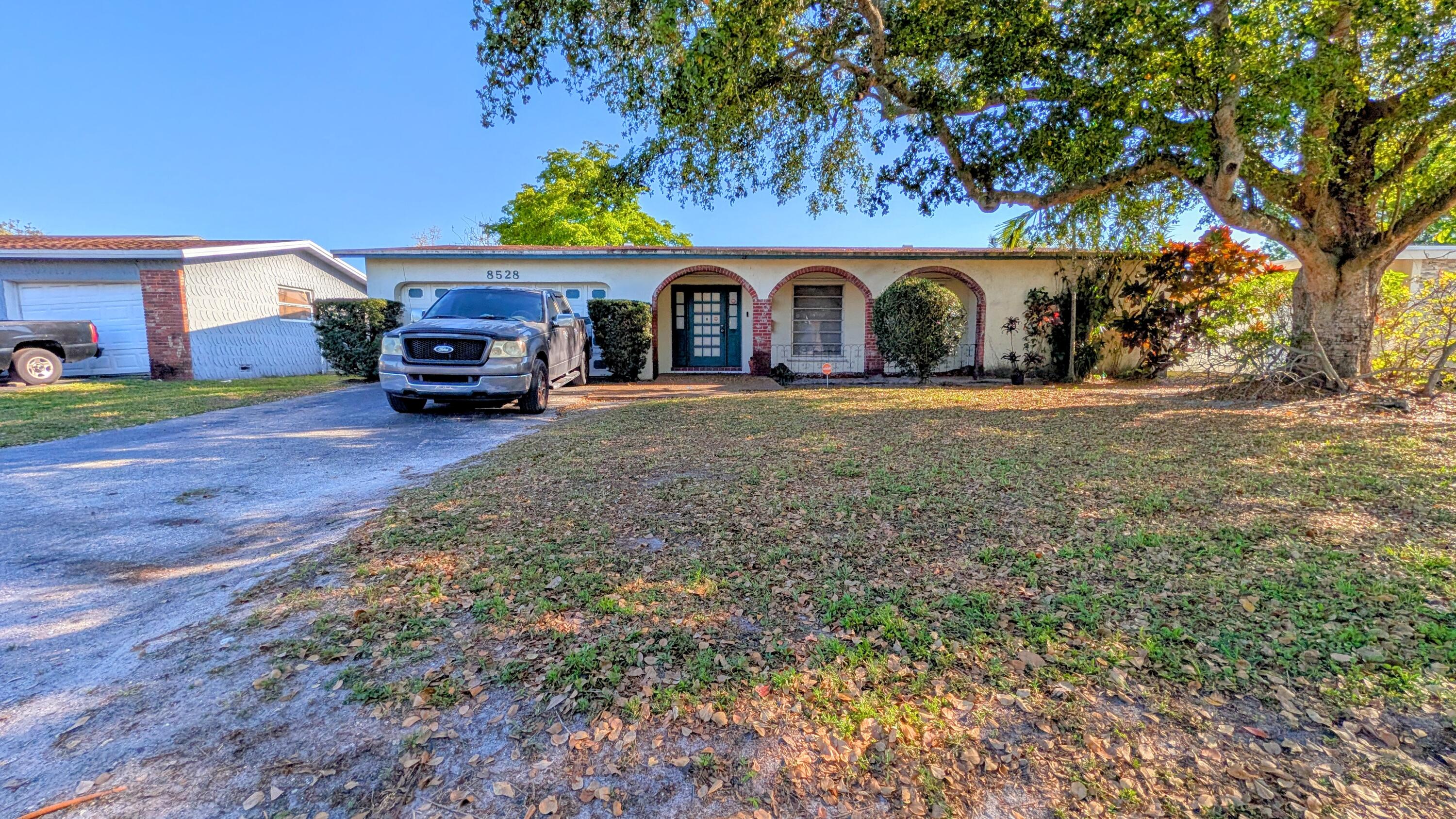 8528 Windsor Drive Property Photo 2