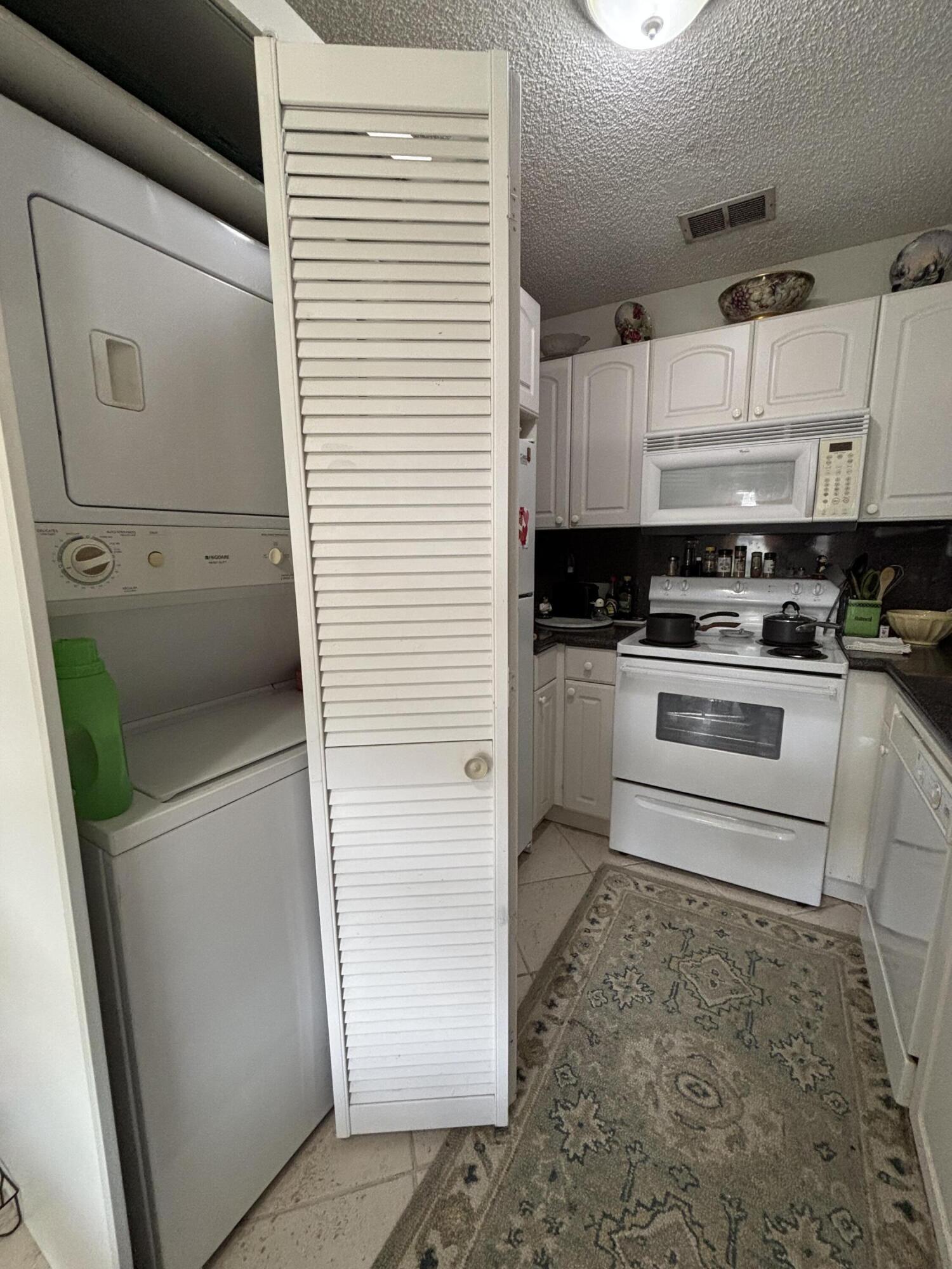 8875 Warwick Drive Property Photo 4