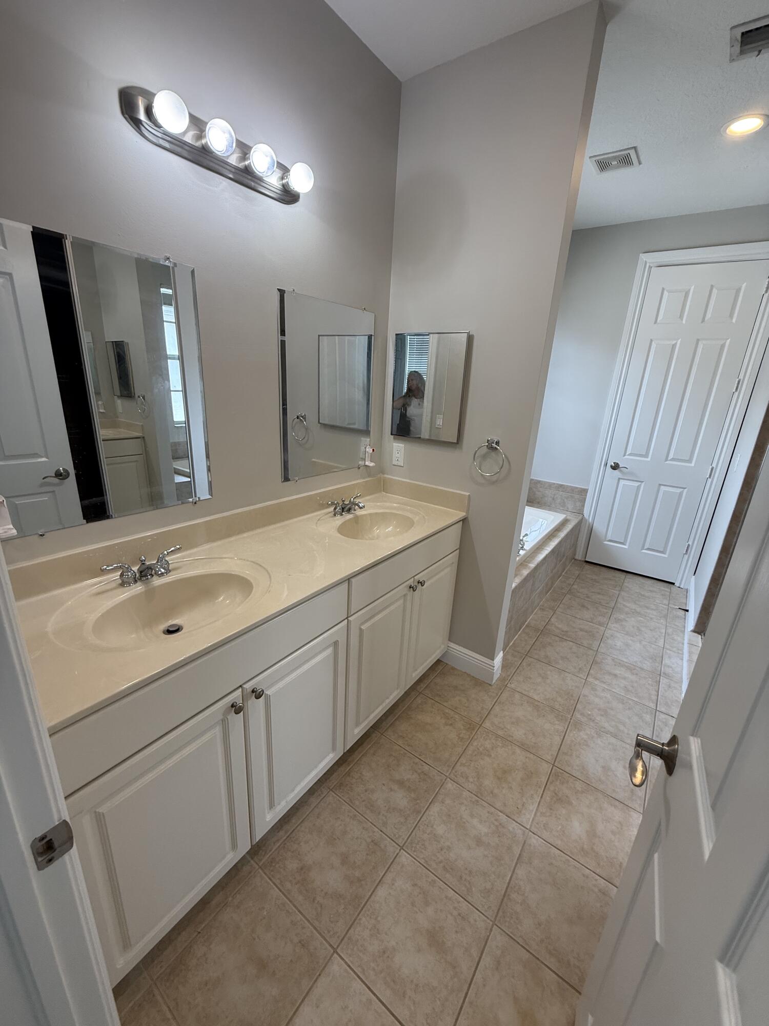 2502 N Dixie Highway 11 Property Photo 5