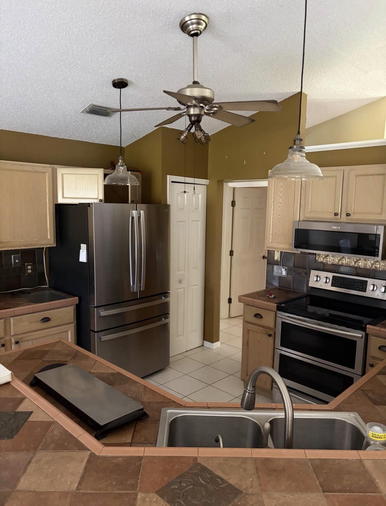 1825 Sw Import Drive Property Photo 3