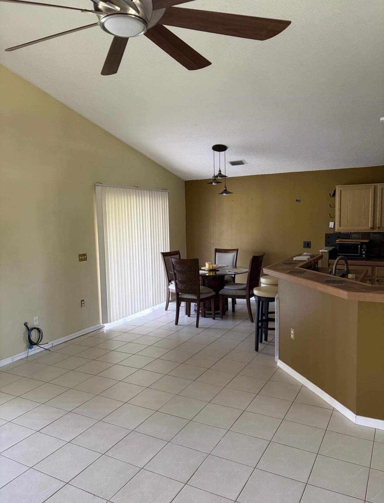 1825 Sw Import Drive Property Photo 4