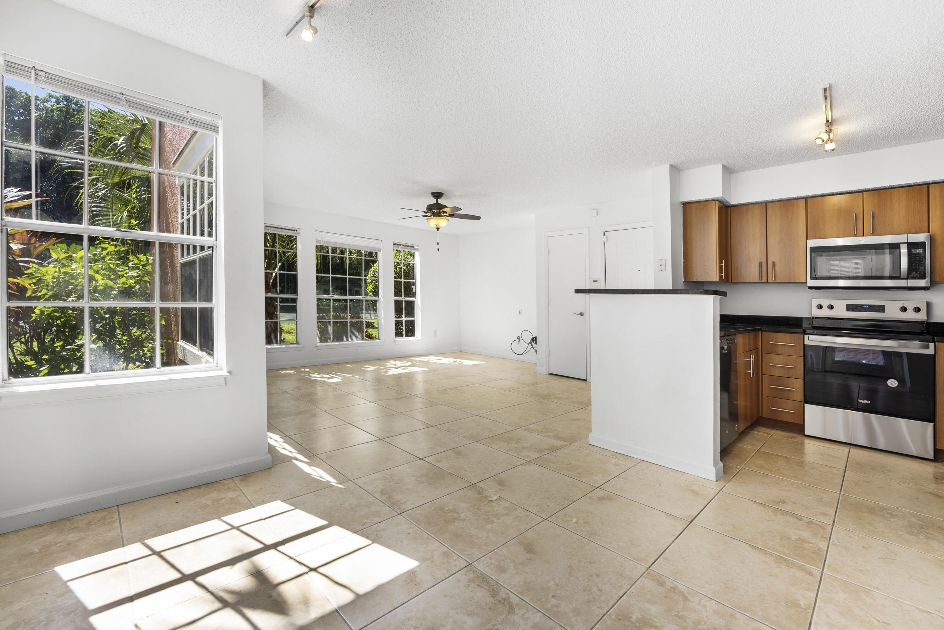 1001 Crystal Way O Property Photo 3