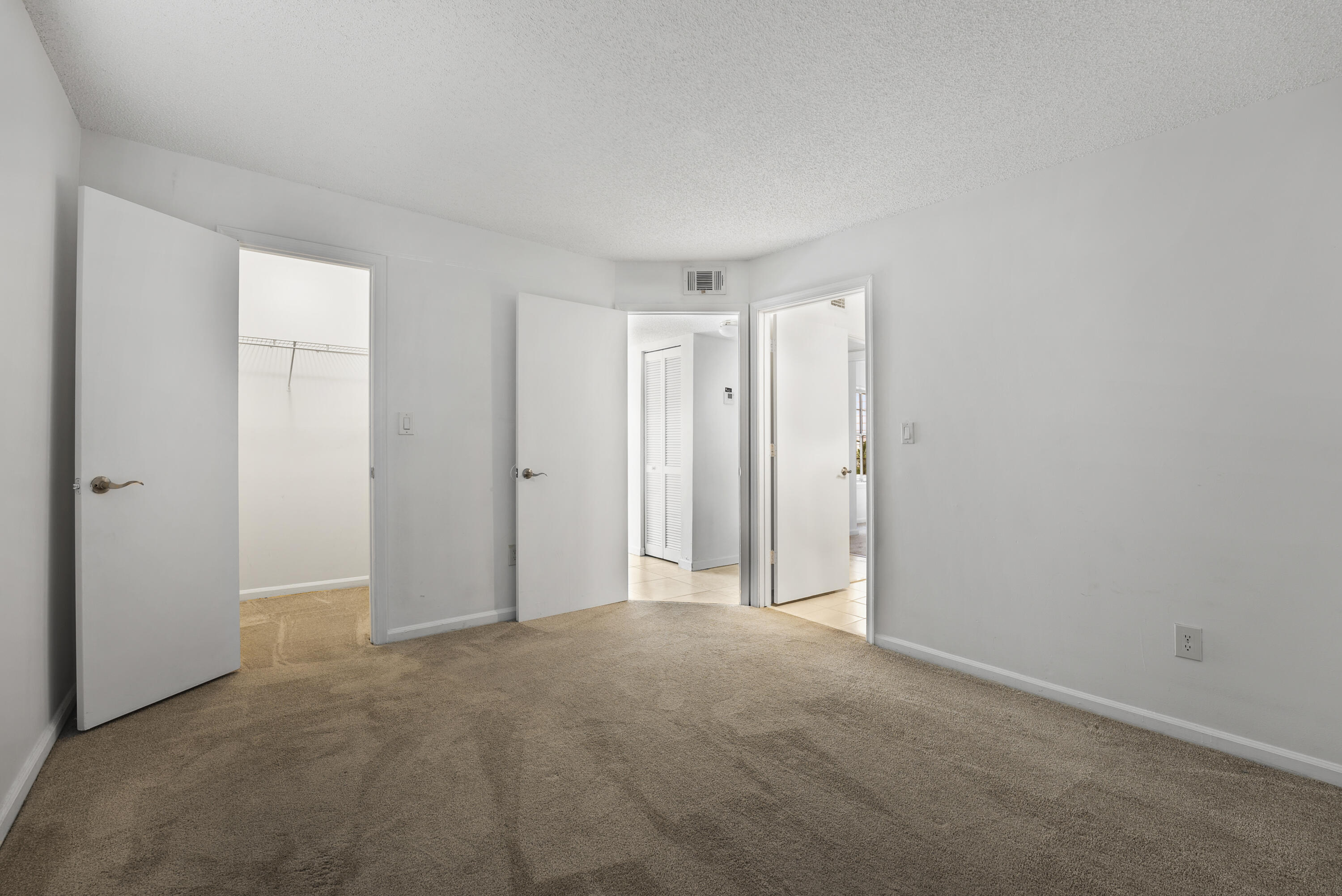 1001 Crystal Way O Property Photo 8