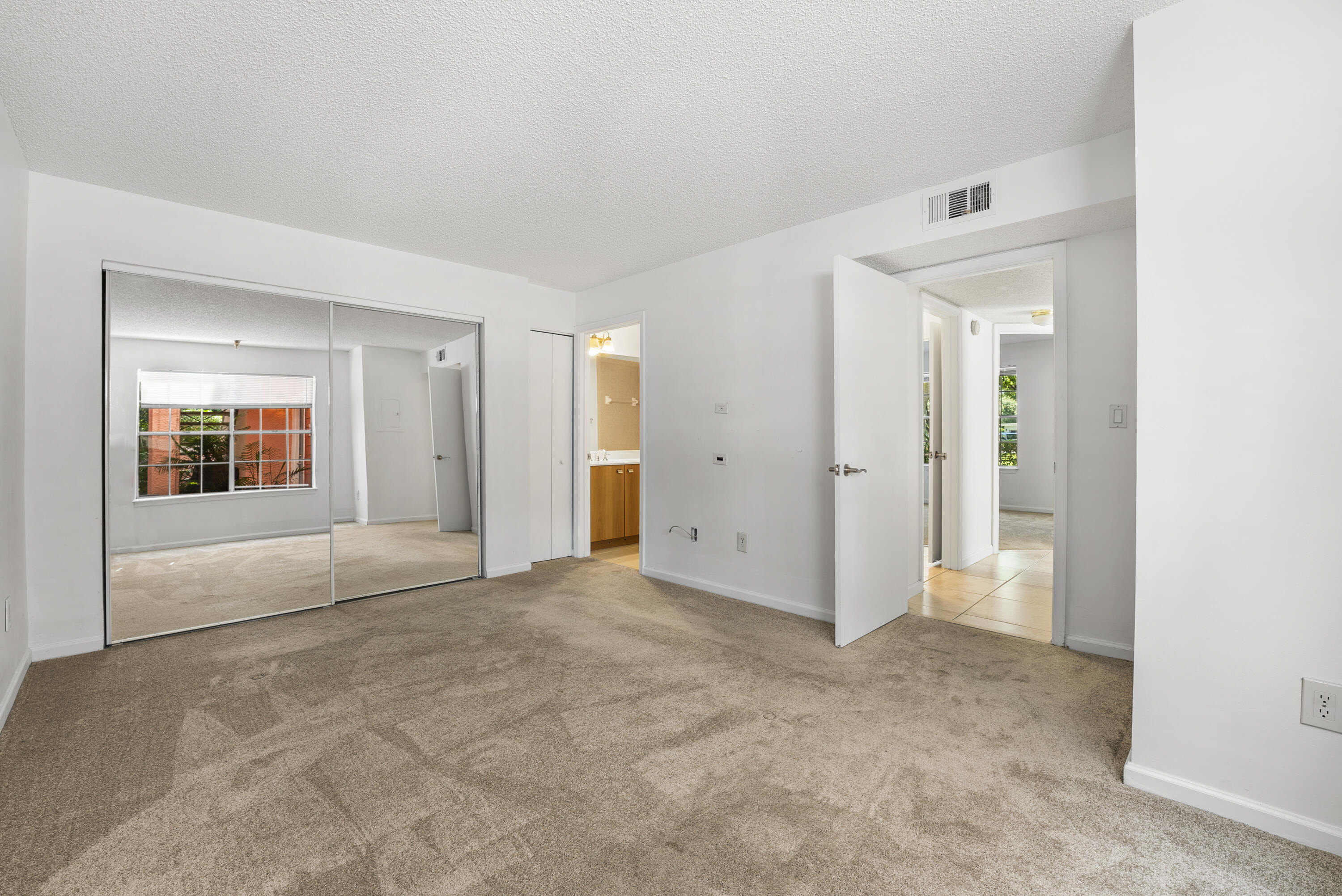 1001 Crystal Way O Property Photo 13