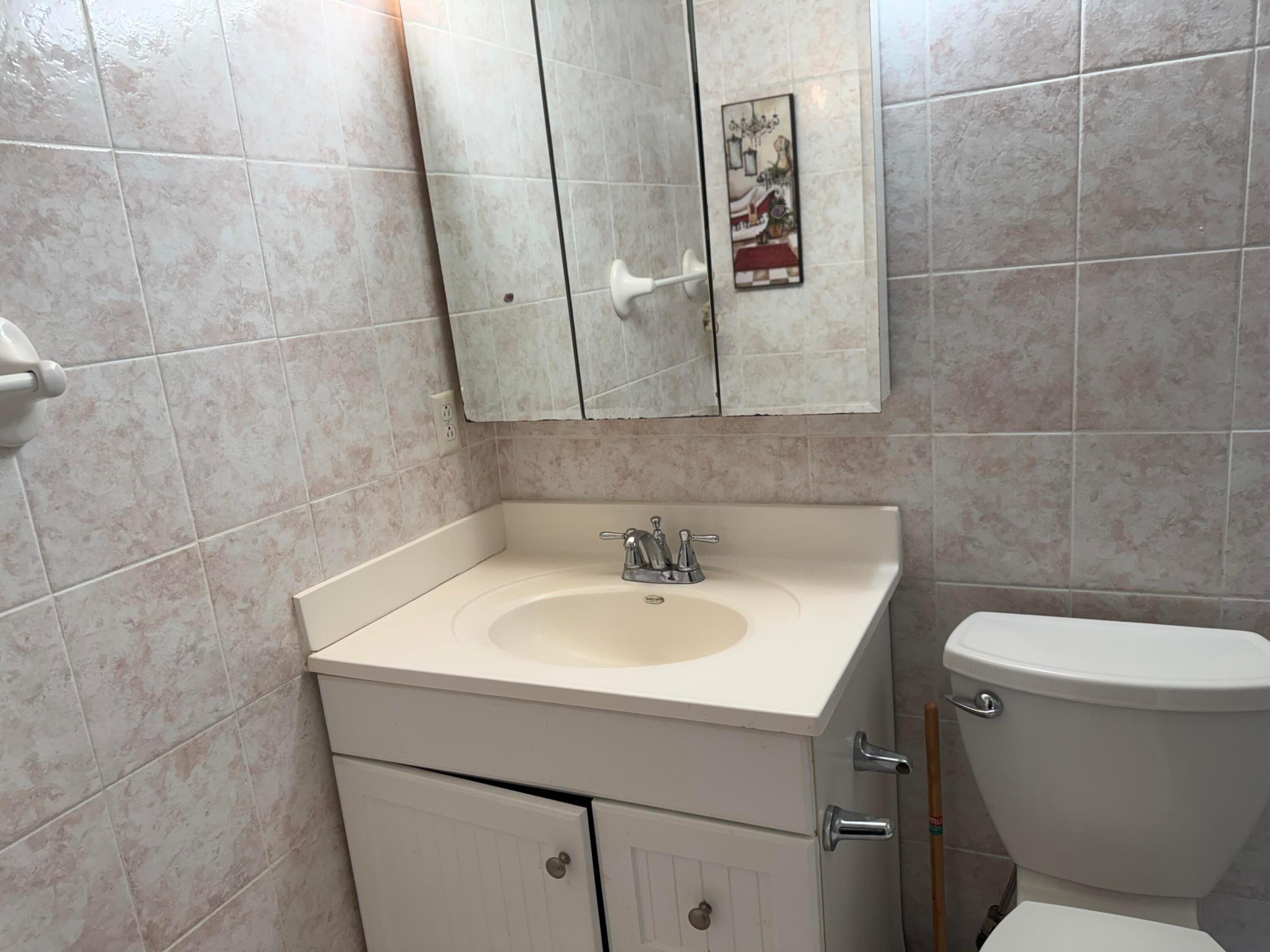 332 Dover B Property Photo 12
