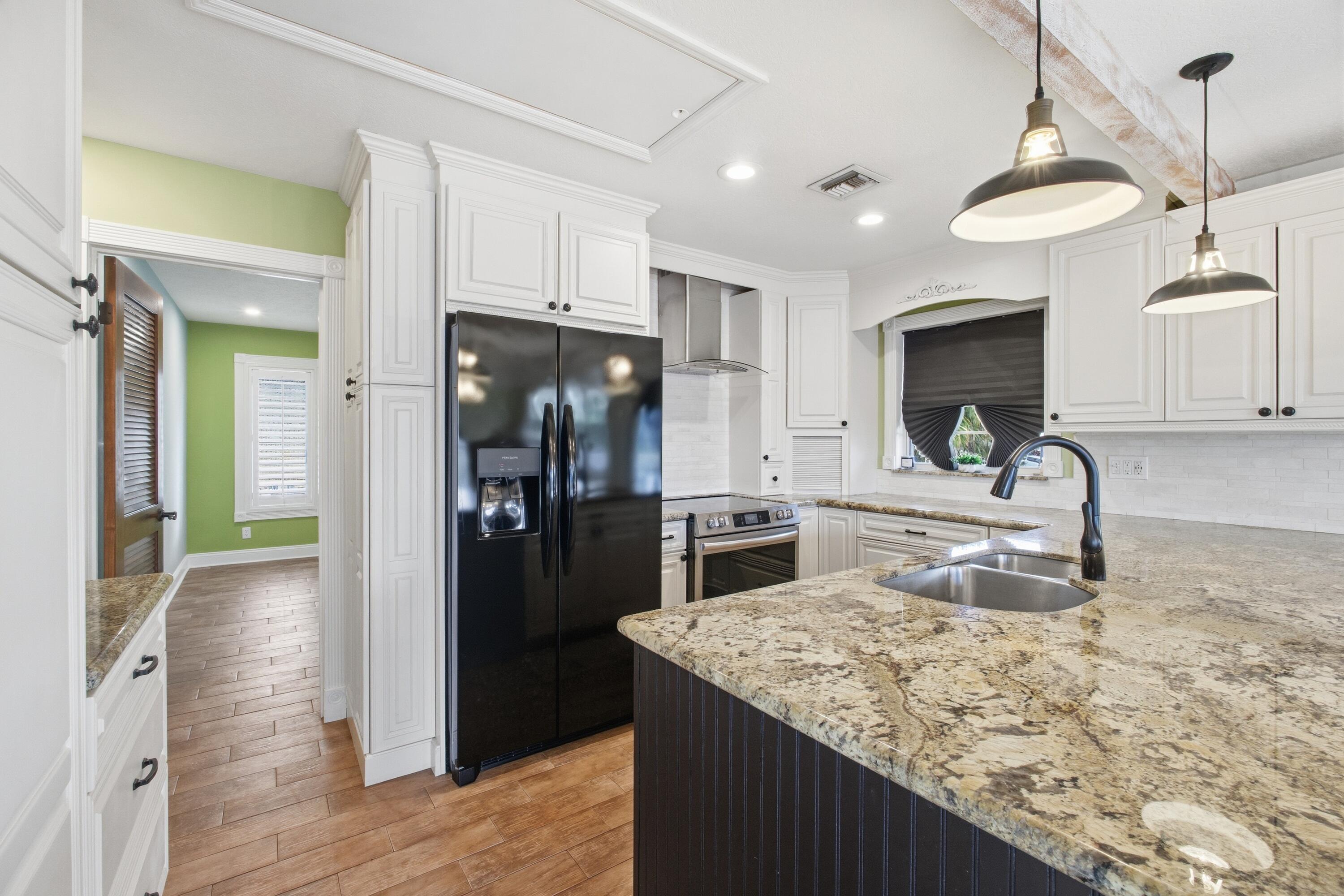 690 Sw Salerno Road Property Photo 10