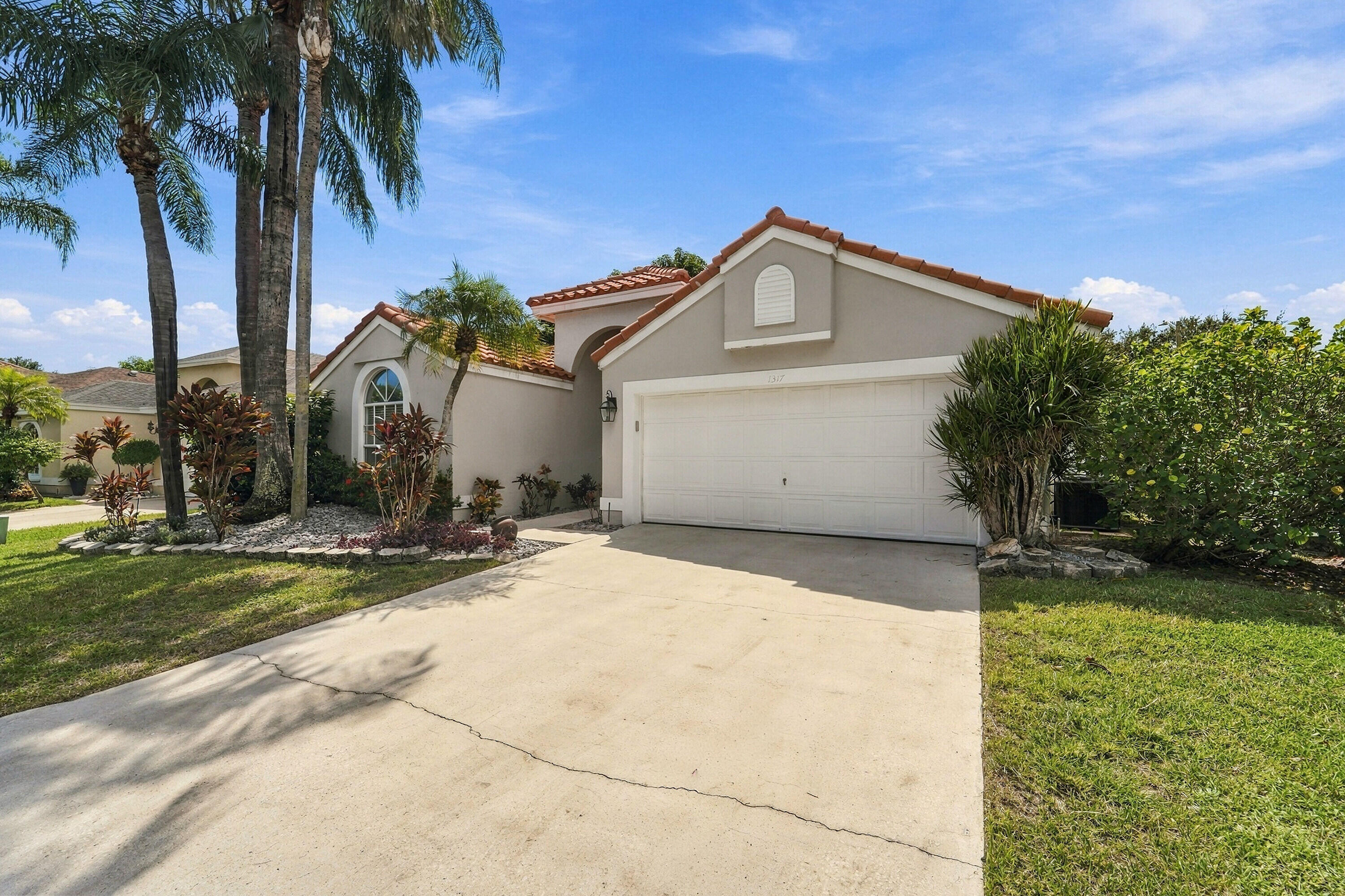 1317 Fairfax Circle E Property Photo 3