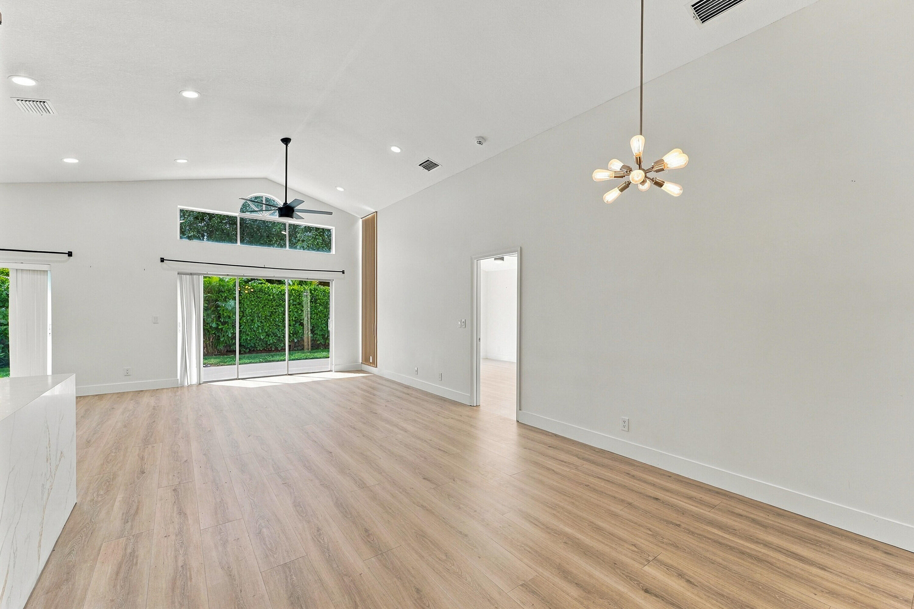 1317 Fairfax Circle E Property Photo 6