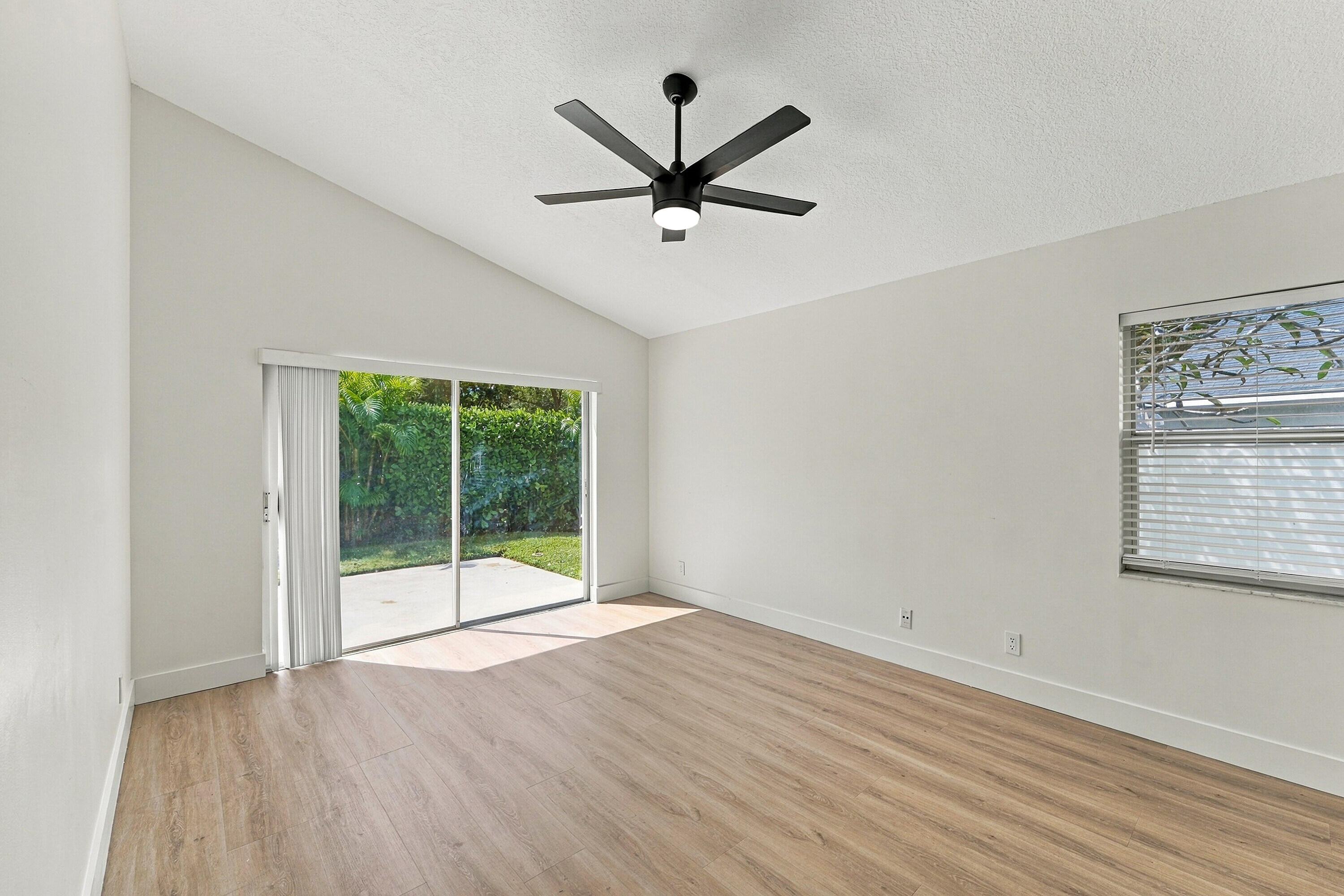 1317 Fairfax Circle E Property Photo 13