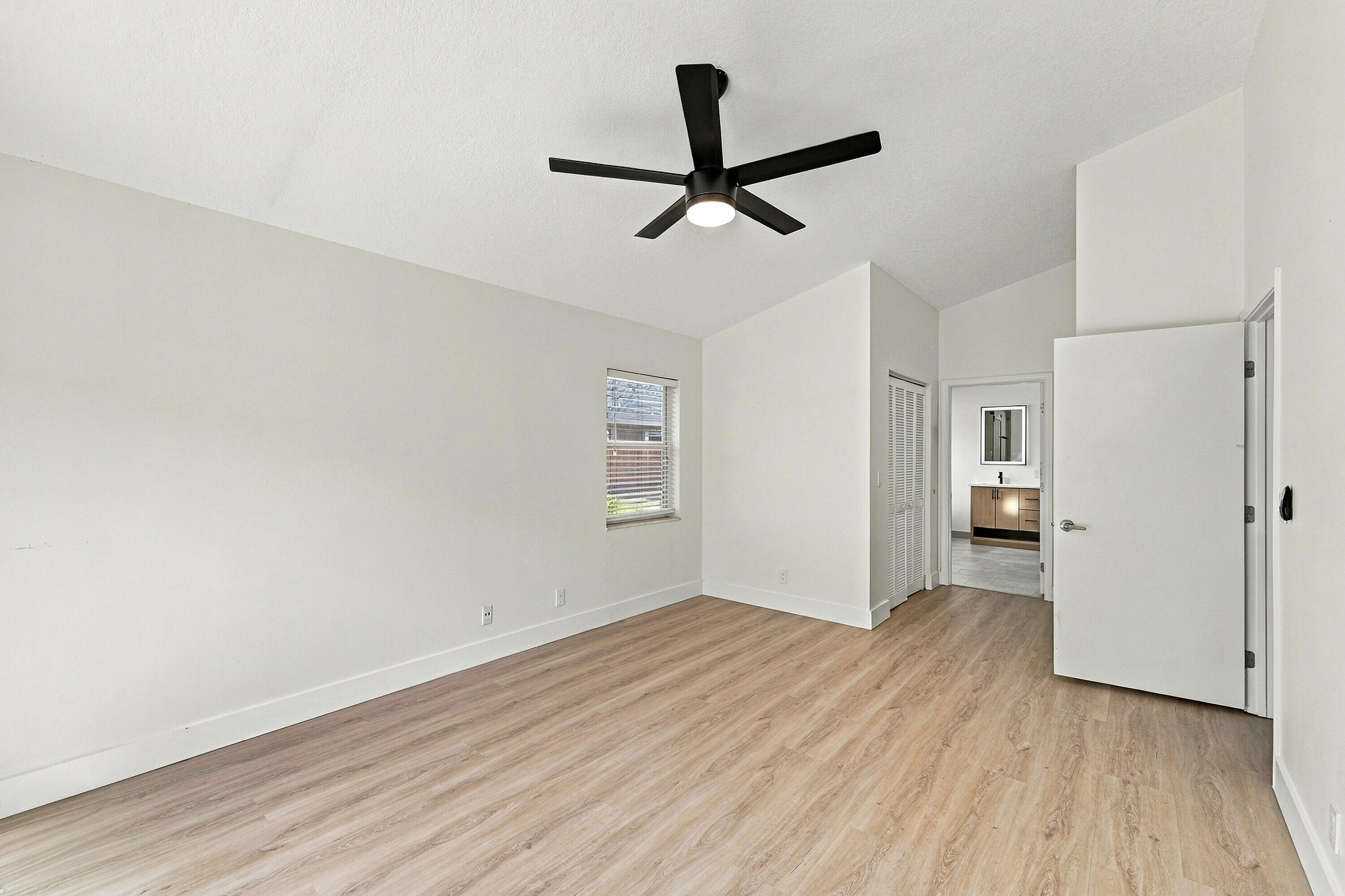 1317 Fairfax Circle E Property Photo 14