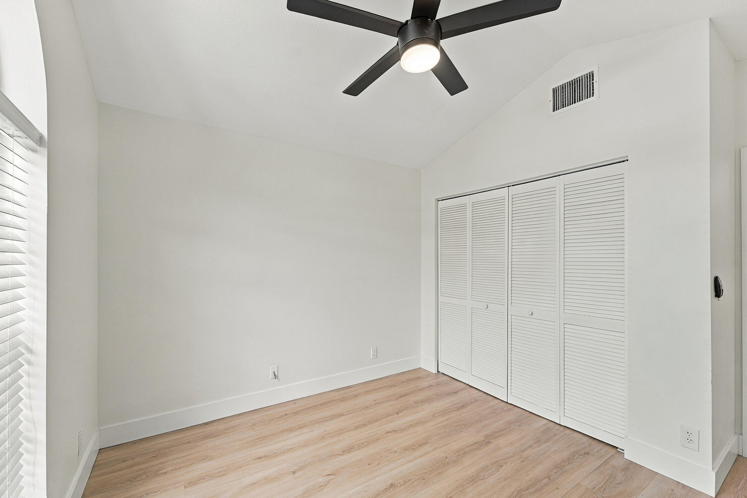 1317 Fairfax Circle E Property Photo 24