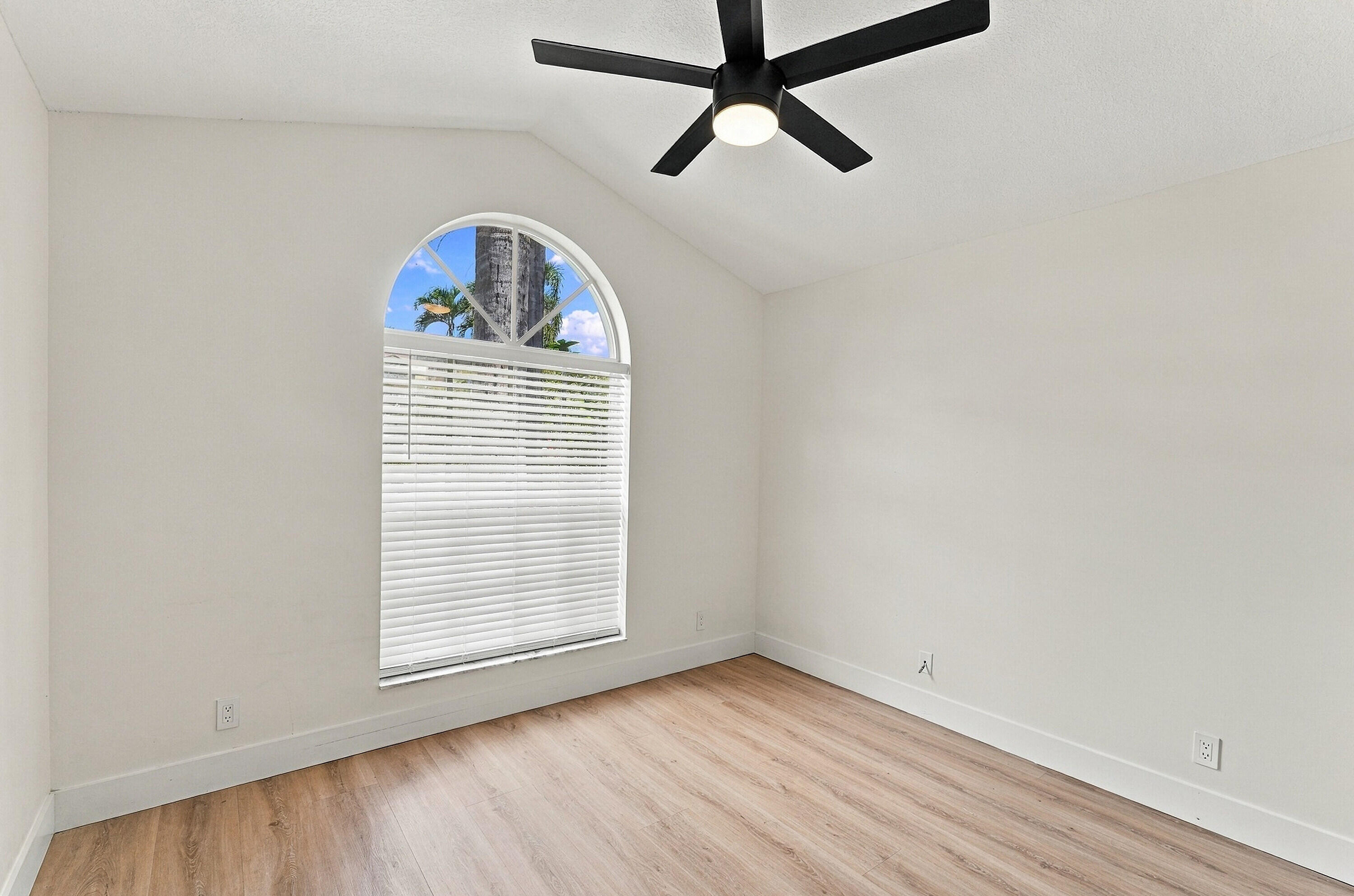 1317 Fairfax Circle E Property Photo 25