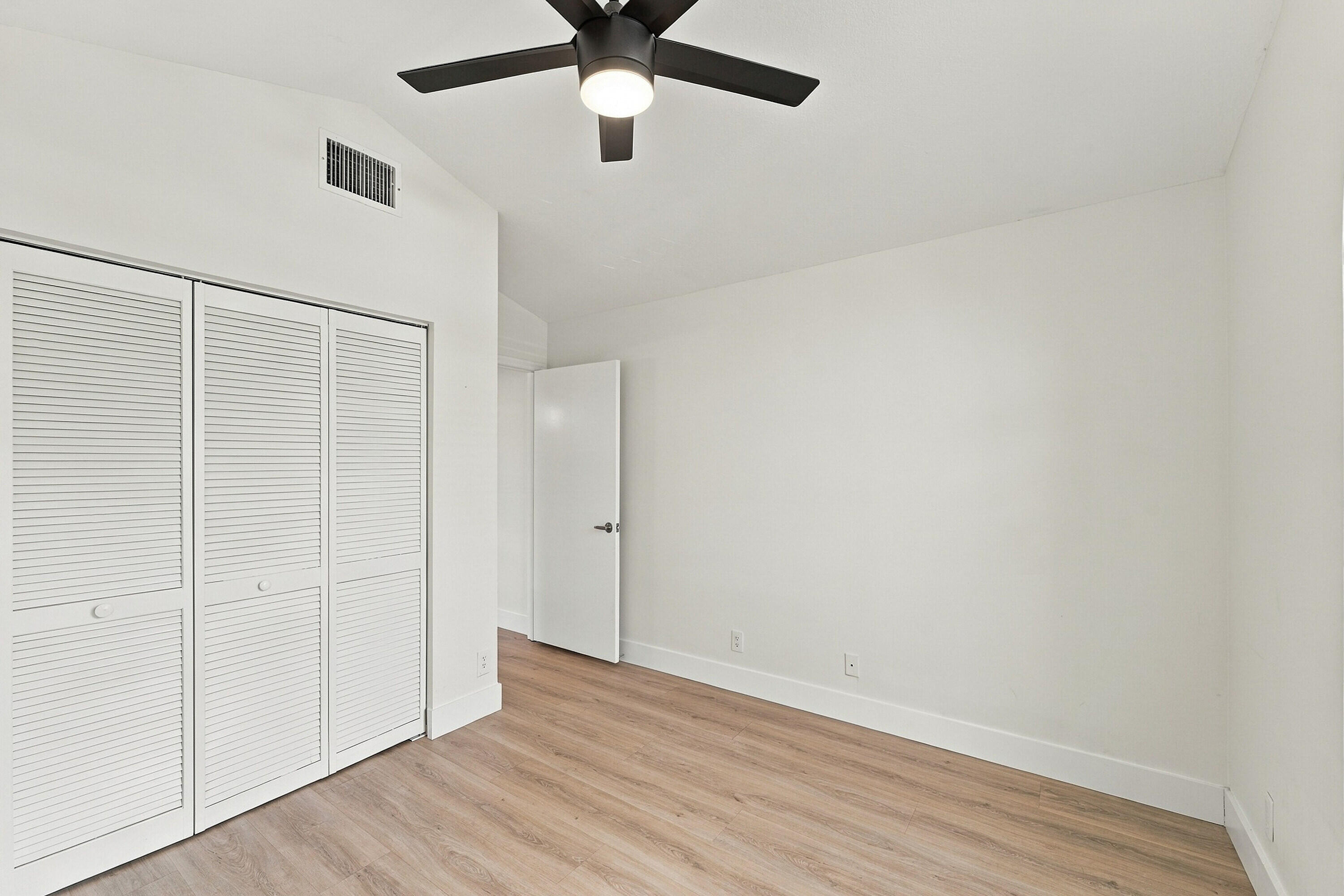 1317 Fairfax Circle E Property Photo 26