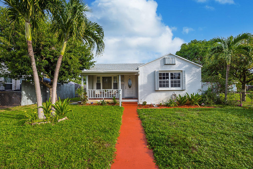 719 SUMMIT Boulevard Property Photo 1