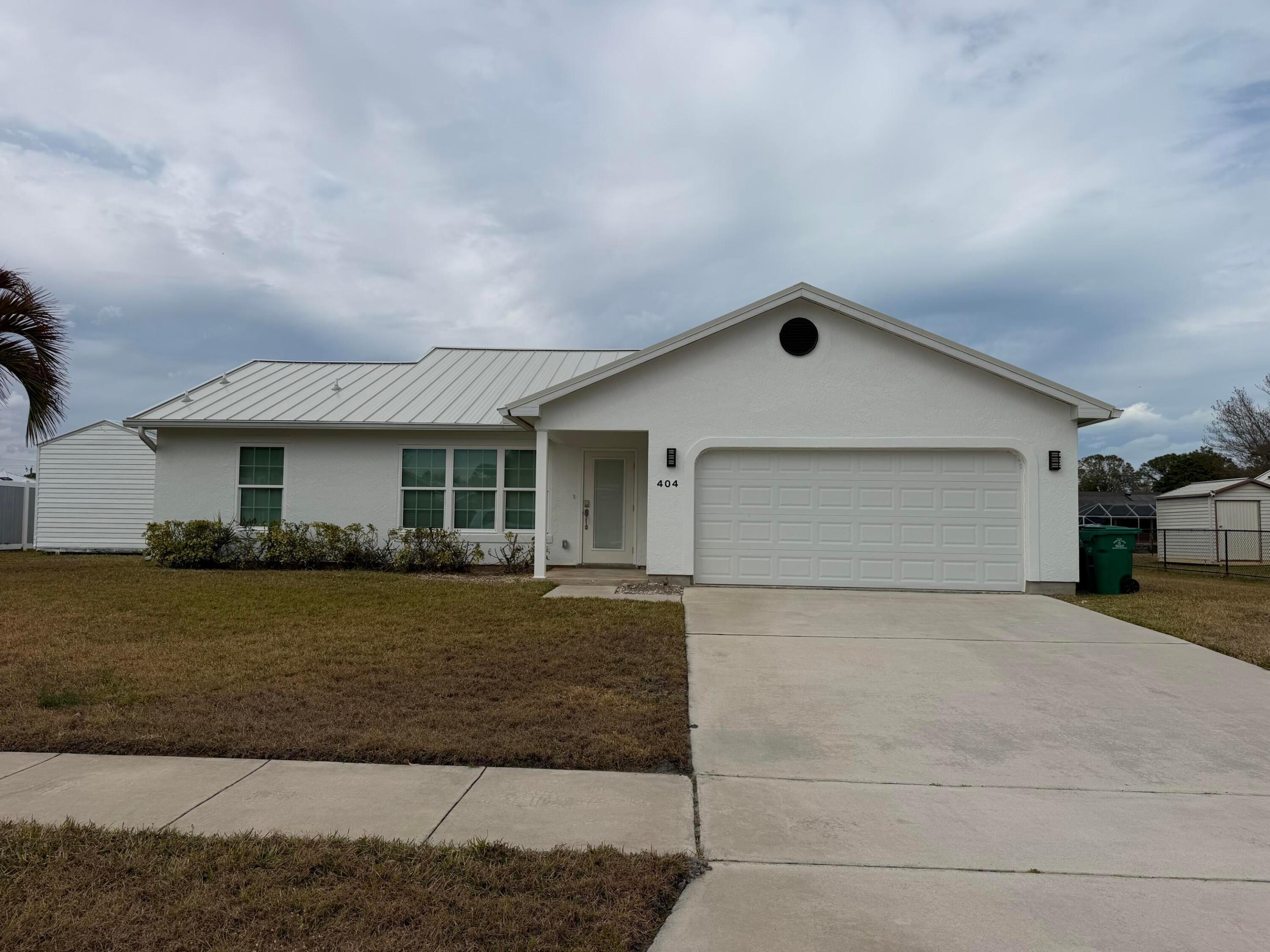 404 NE CAMELOT Drive Property Photo 1