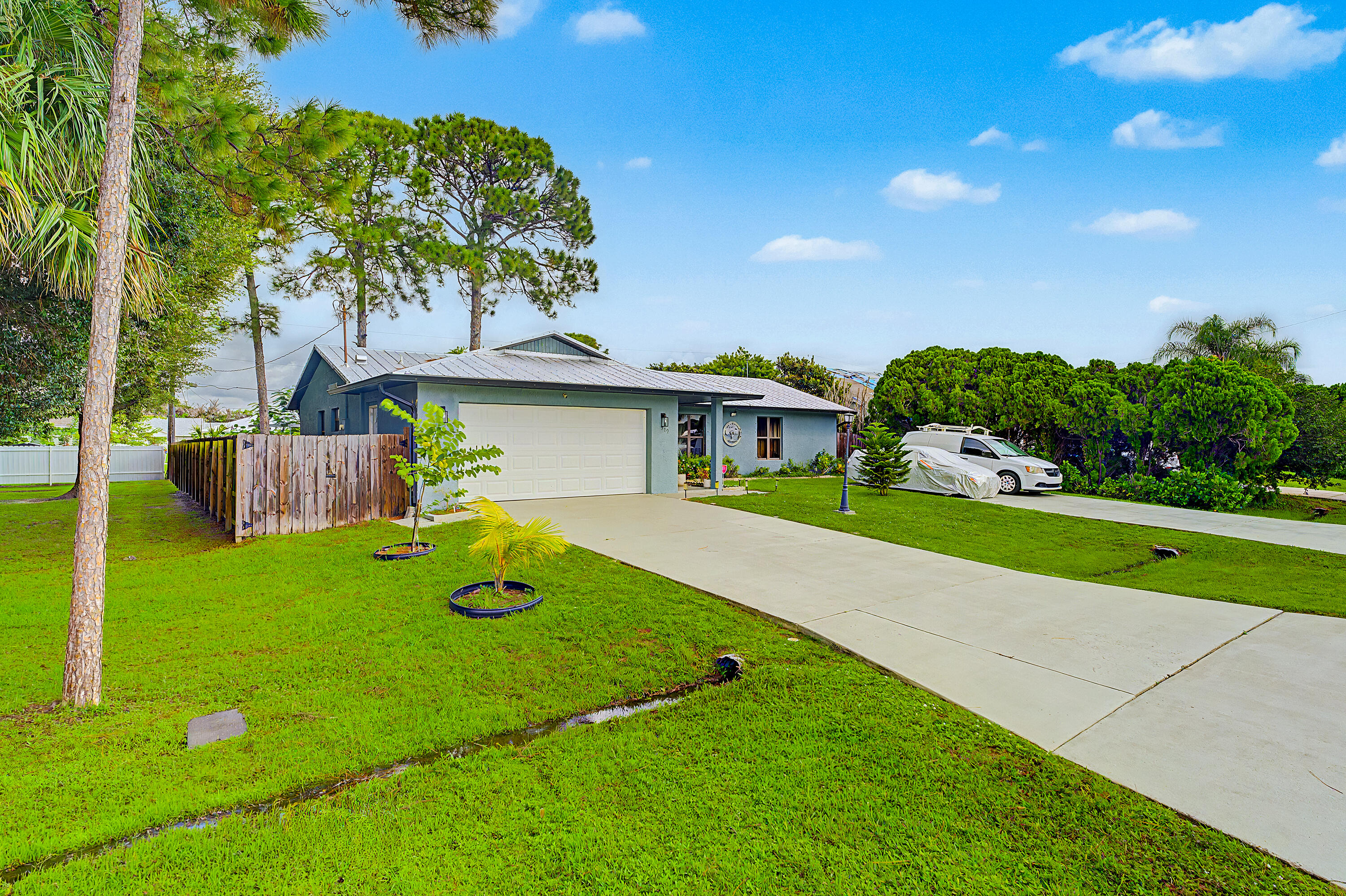 379 Se Husted Terrace Property Photo 4