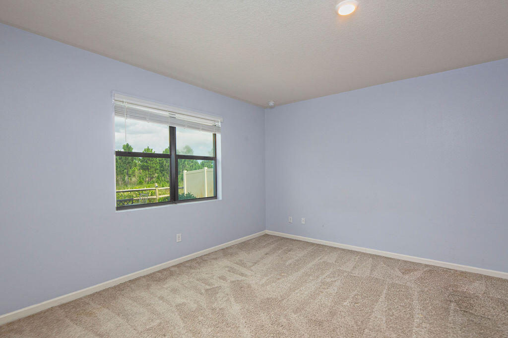 629 Old Country Rd Se Property Photo 24
