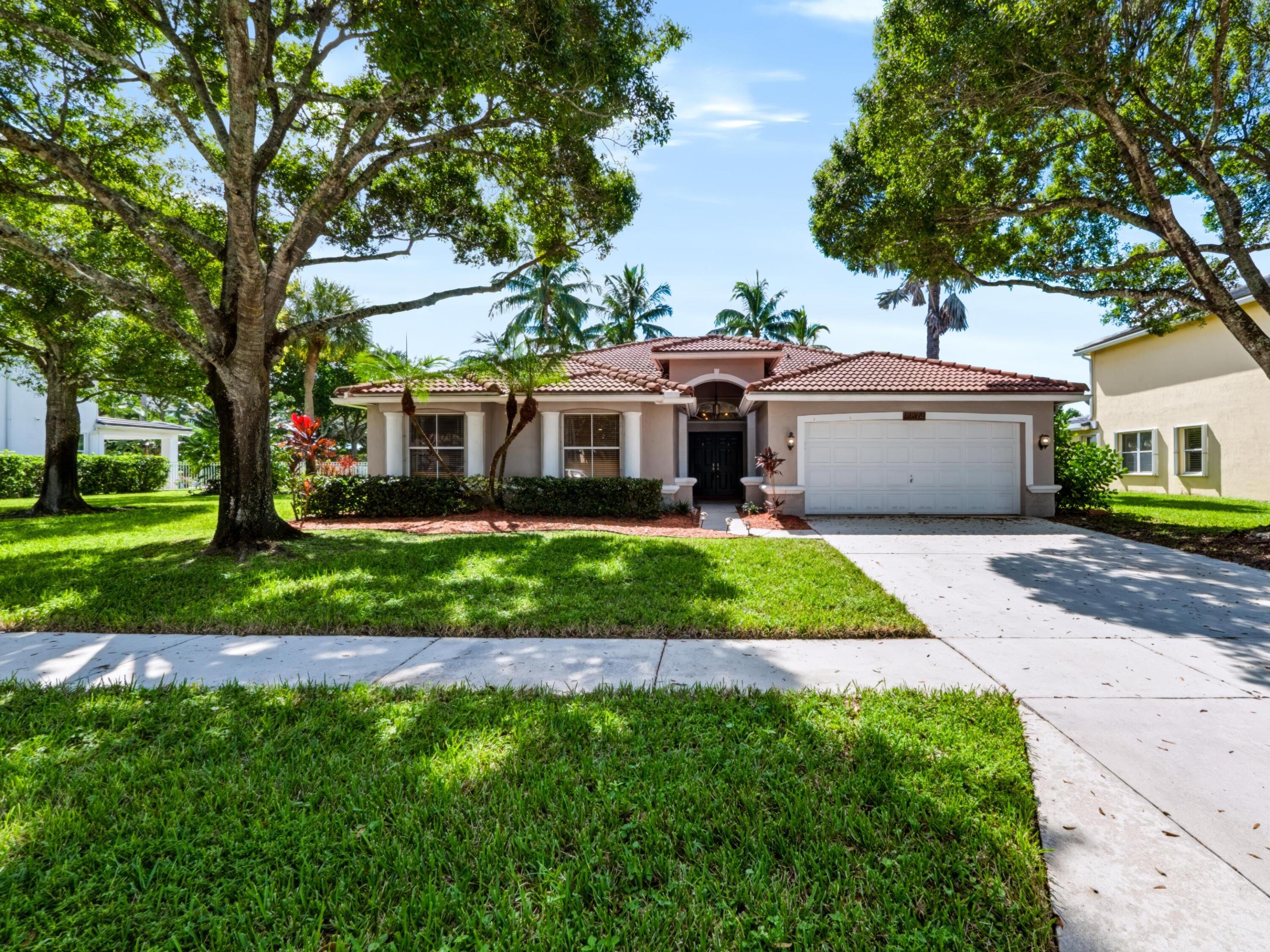 5574 Bermuda Dunes Circle Property Photo 3