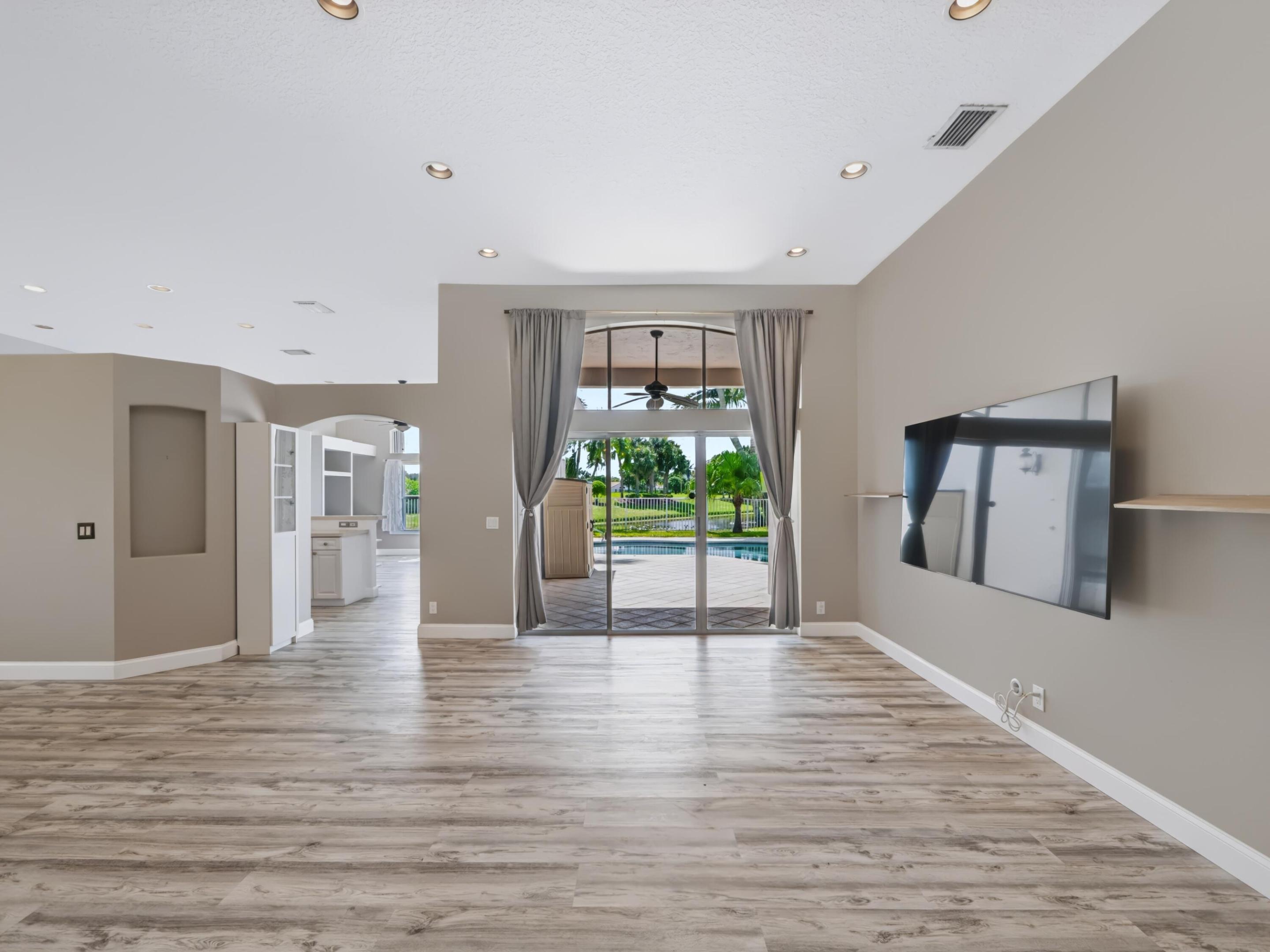 5574 Bermuda Dunes Circle Property Photo 8