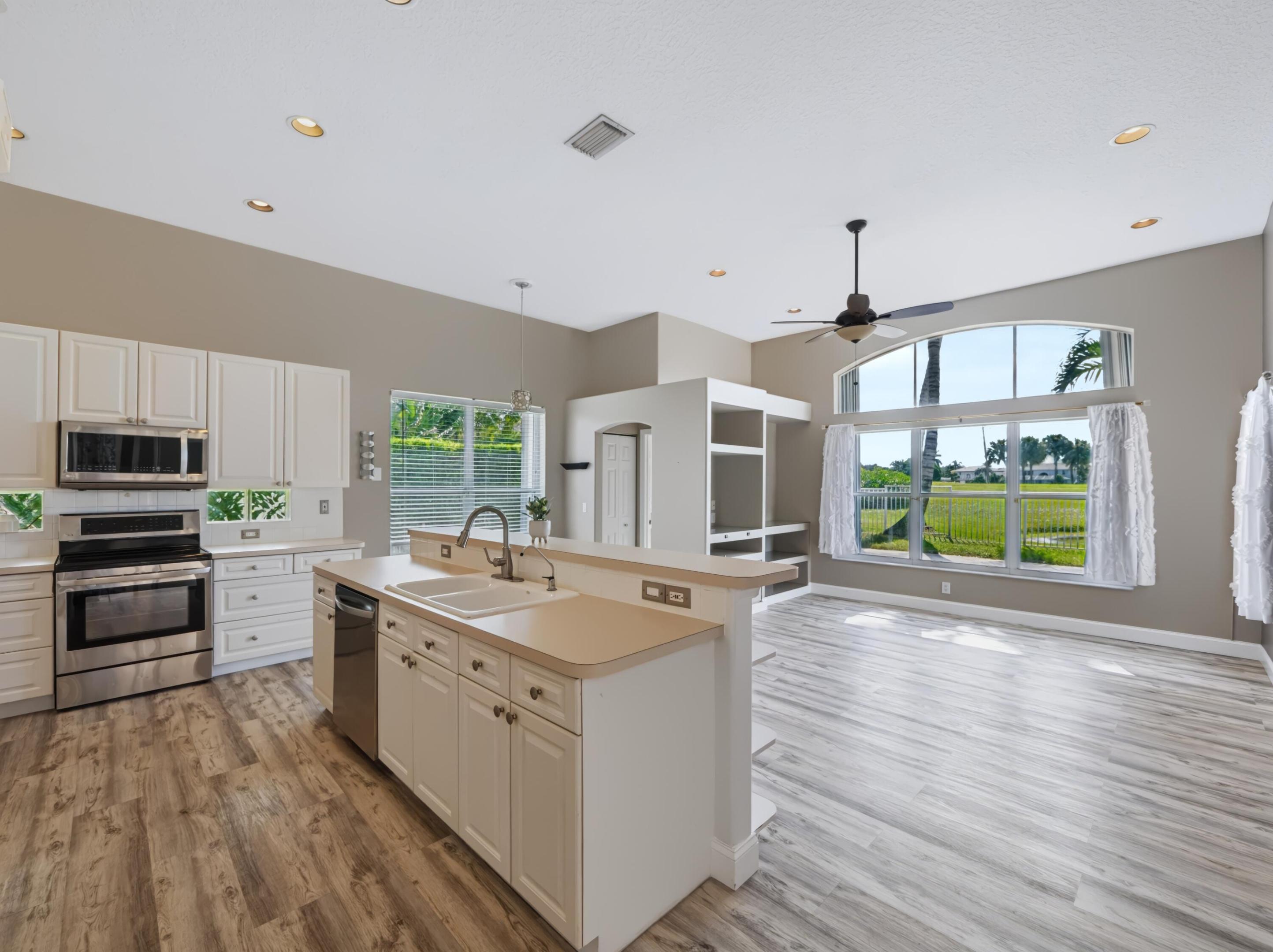 5574 Bermuda Dunes Circle Property Photo 12