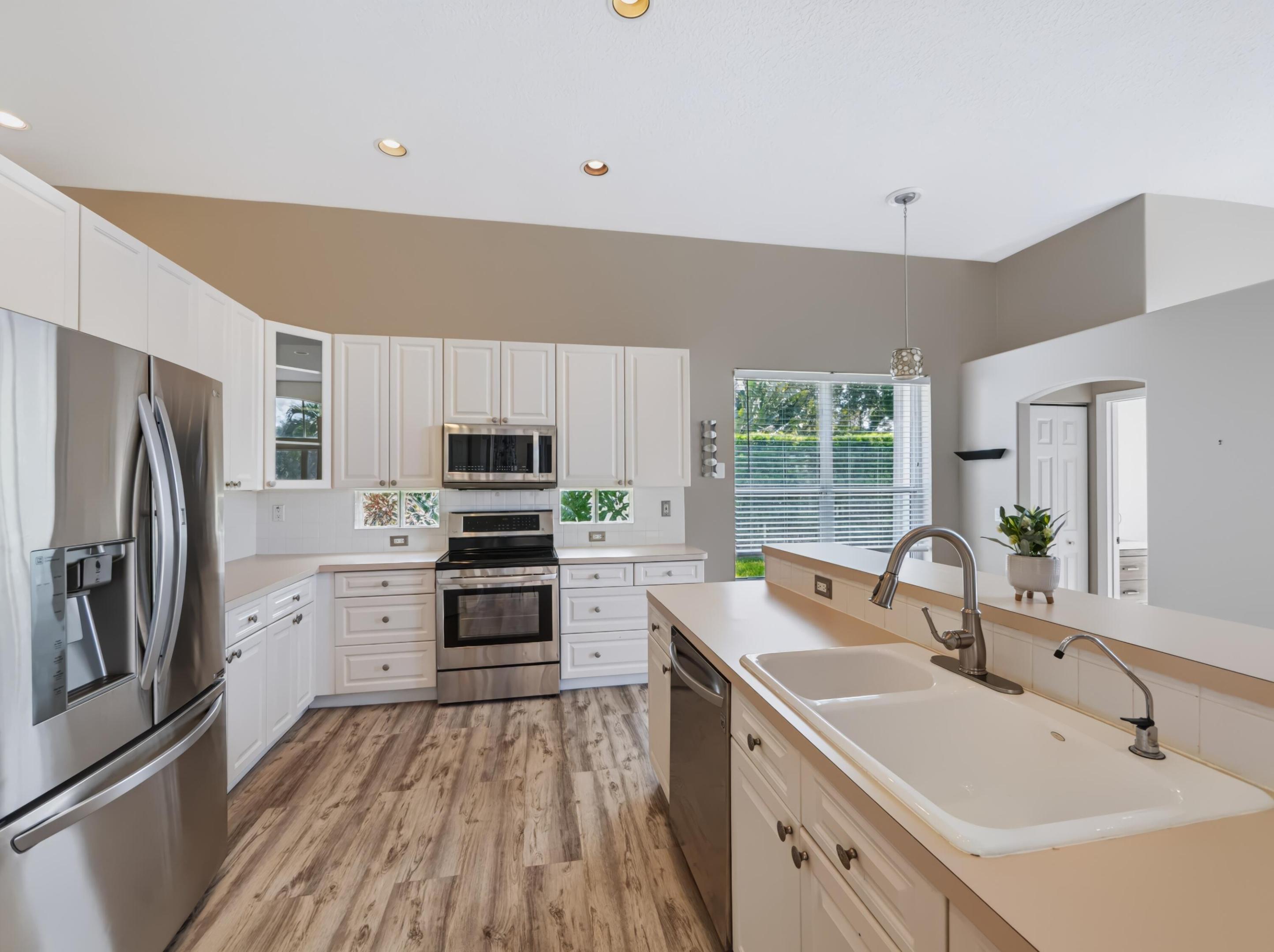 5574 Bermuda Dunes Circle Property Photo 13