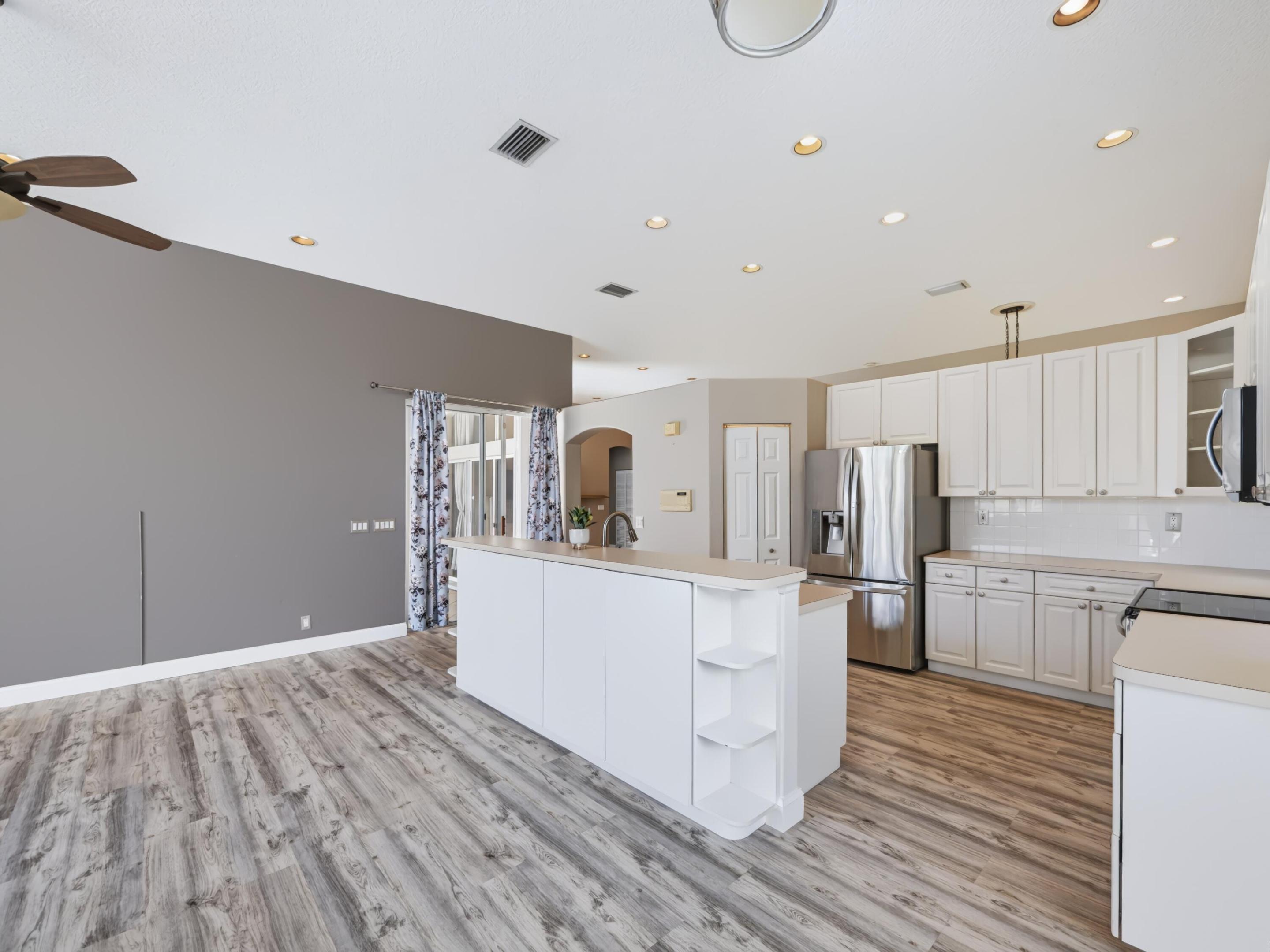 5574 Bermuda Dunes Circle Property Photo 16